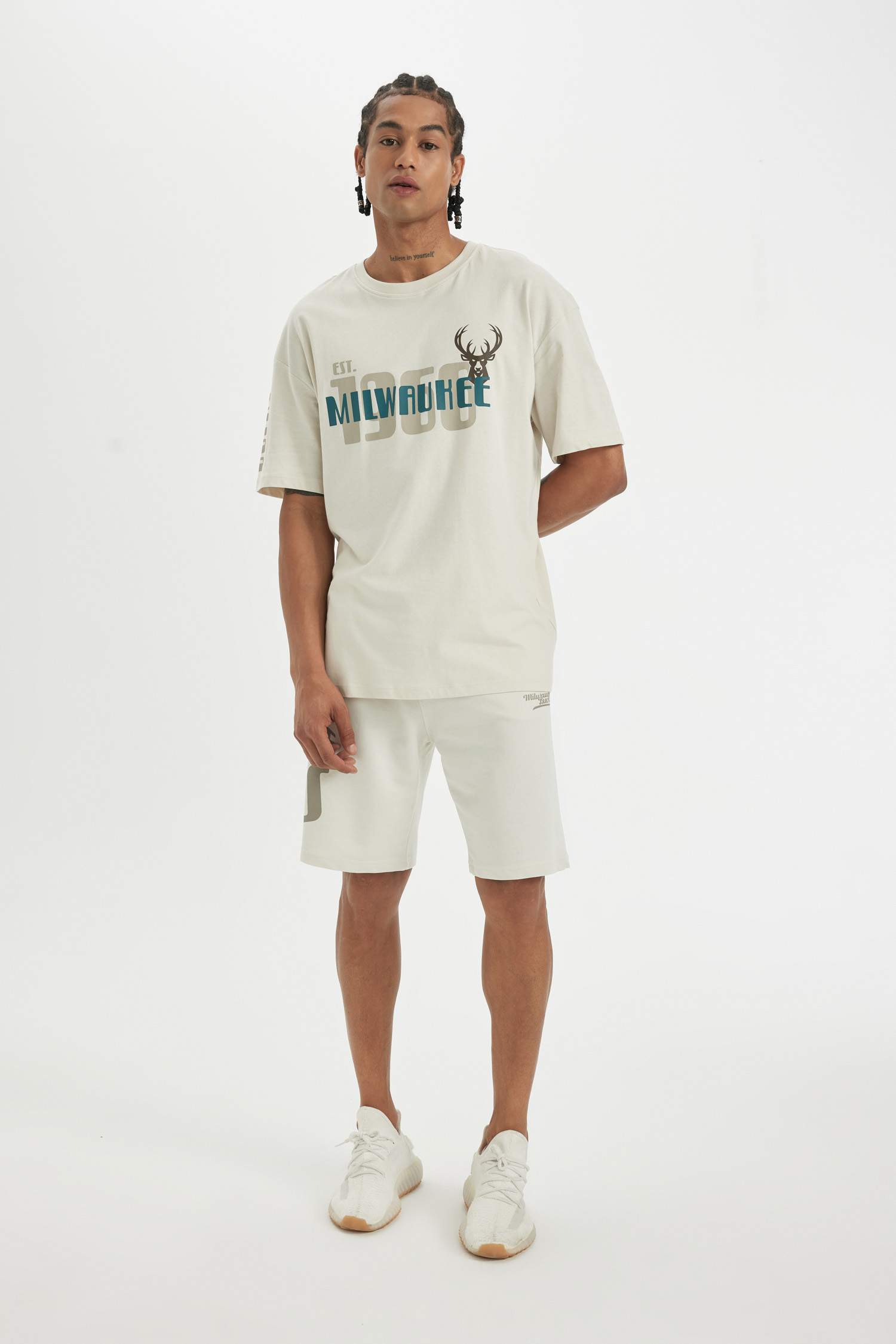 تي شيرت قصة مريحة بياقة مستديرة من ميلووكي باكس