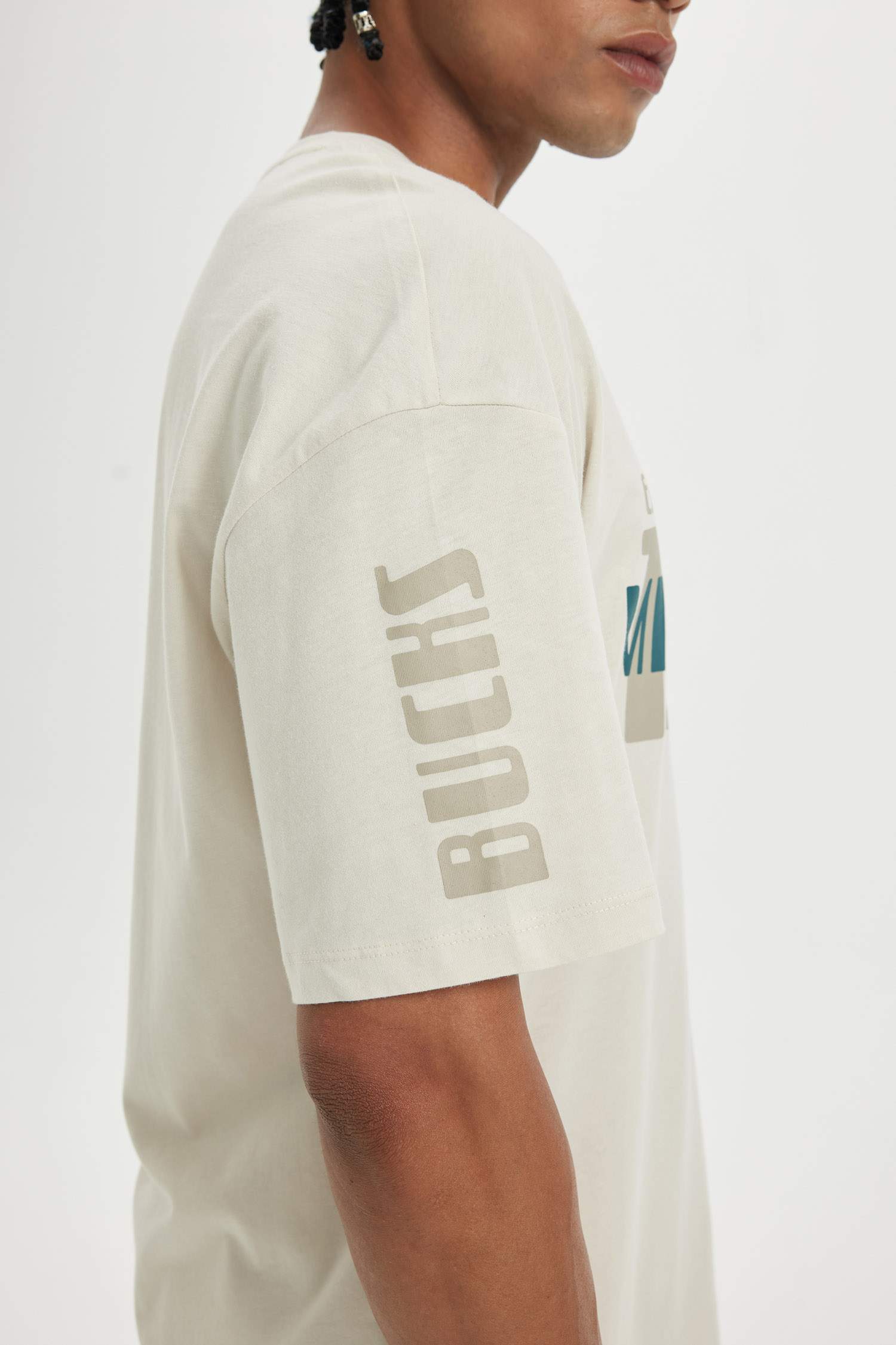 تي شيرت قصة مريحة بياقة مستديرة من ميلووكي باكس