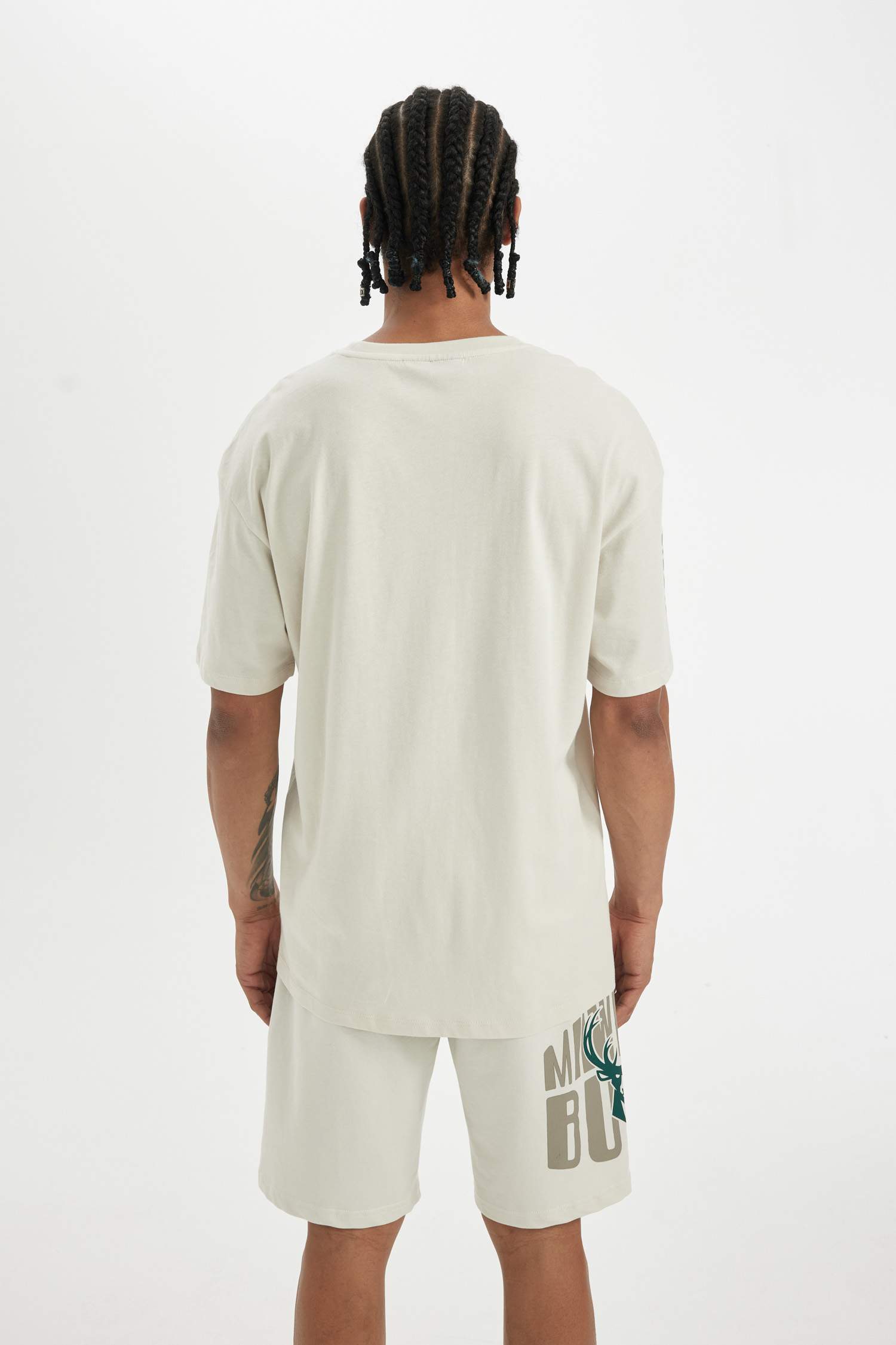 تي شيرت قصة مريحة بياقة مستديرة من ميلووكي باكس