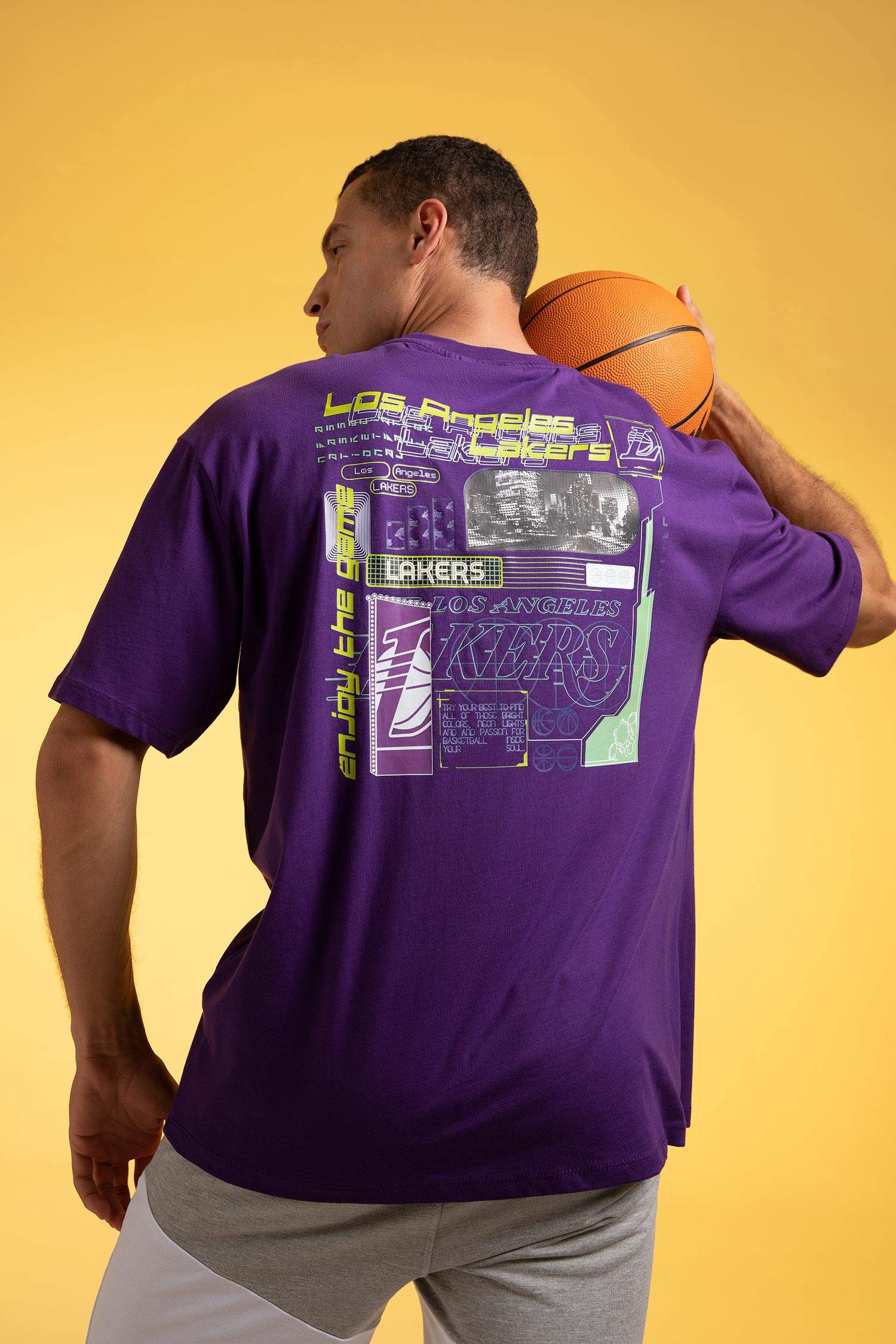 Purple MAN NBA Los Angeles Lakers Licensed T-Shirt 2642160