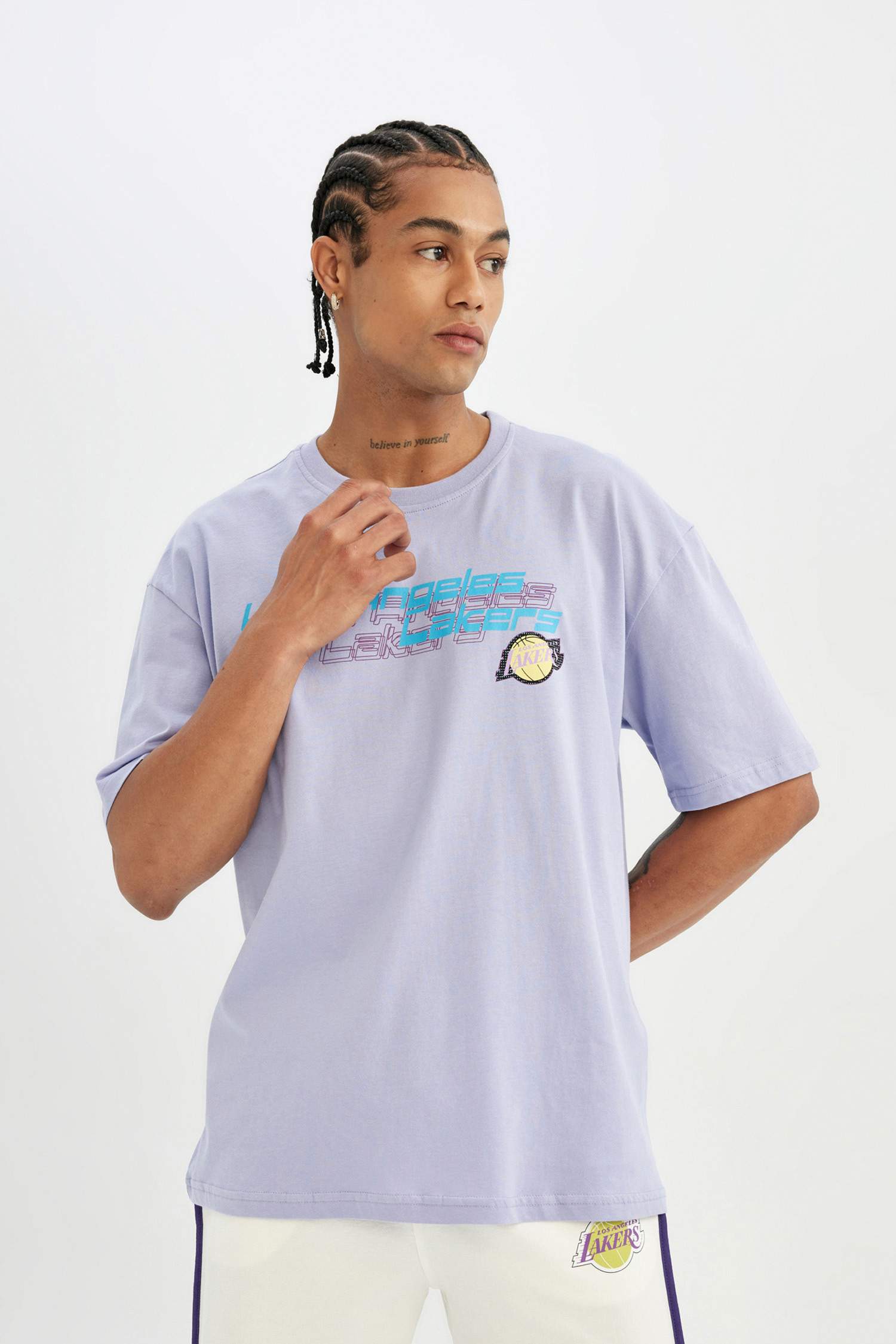 تي شيرت اوفر سايز برقبة مستديرة من لوس أنجلوس ليكرز