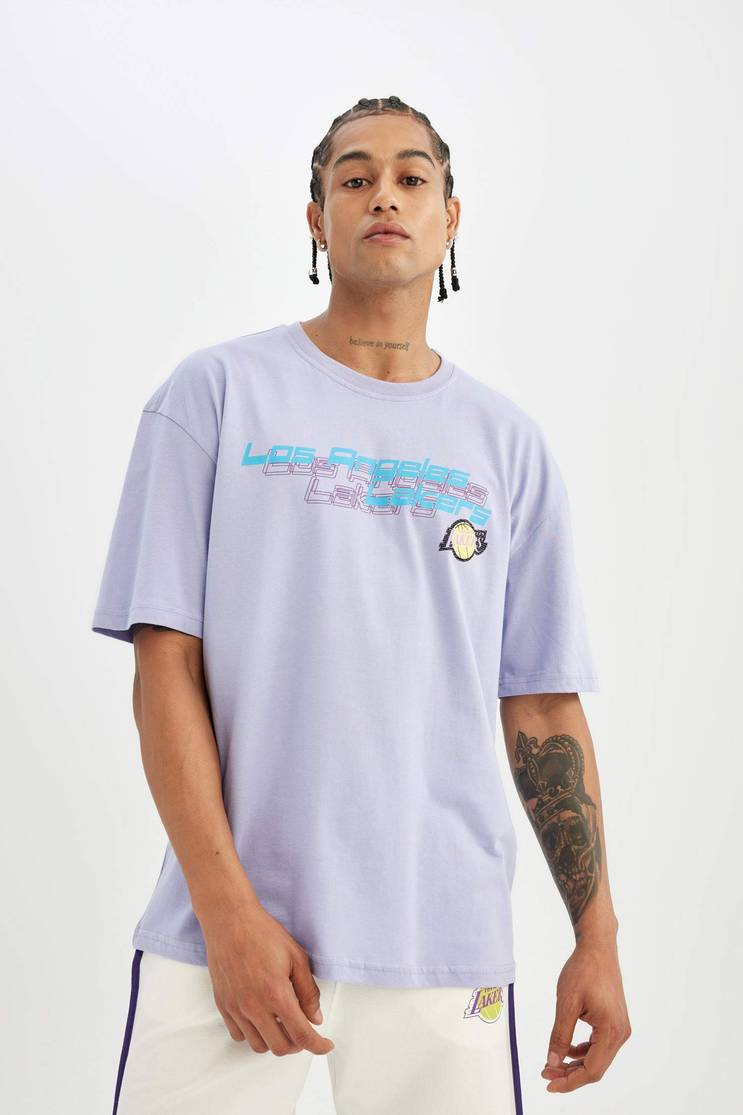 تي شيرت اوفر سايز برقبة مستديرة من لوس أنجلوس ليكرز