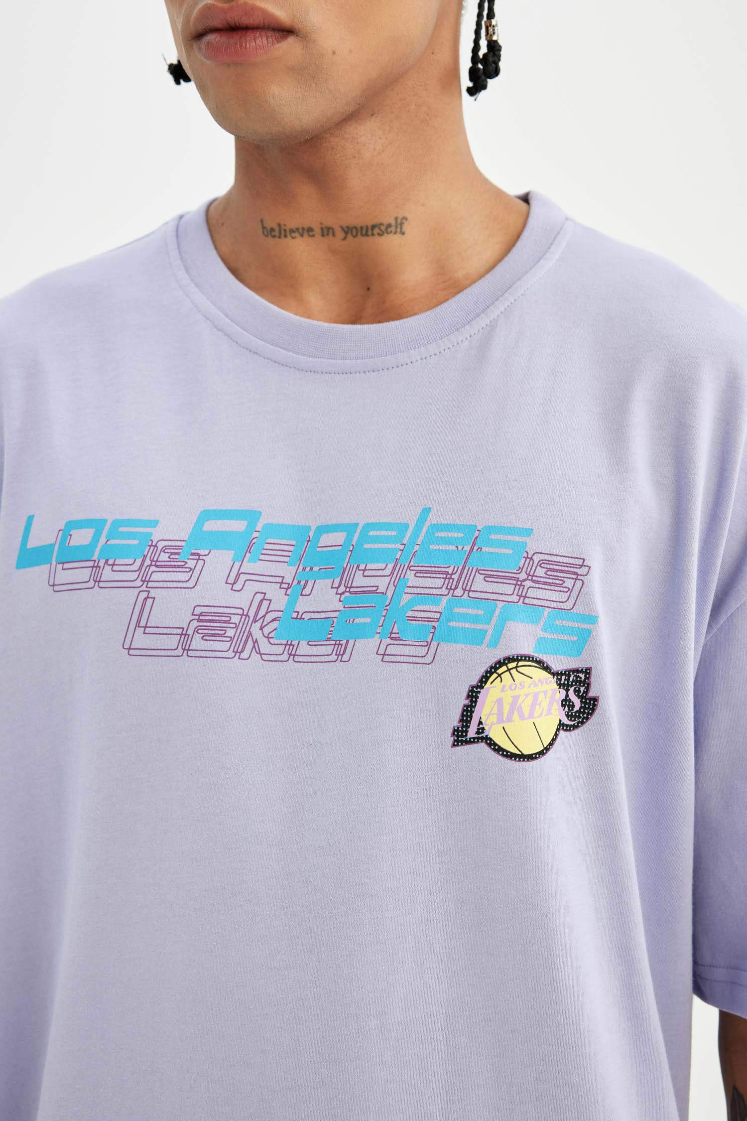 تي شيرت اوفر سايز برقبة مستديرة من لوس أنجلوس ليكرز