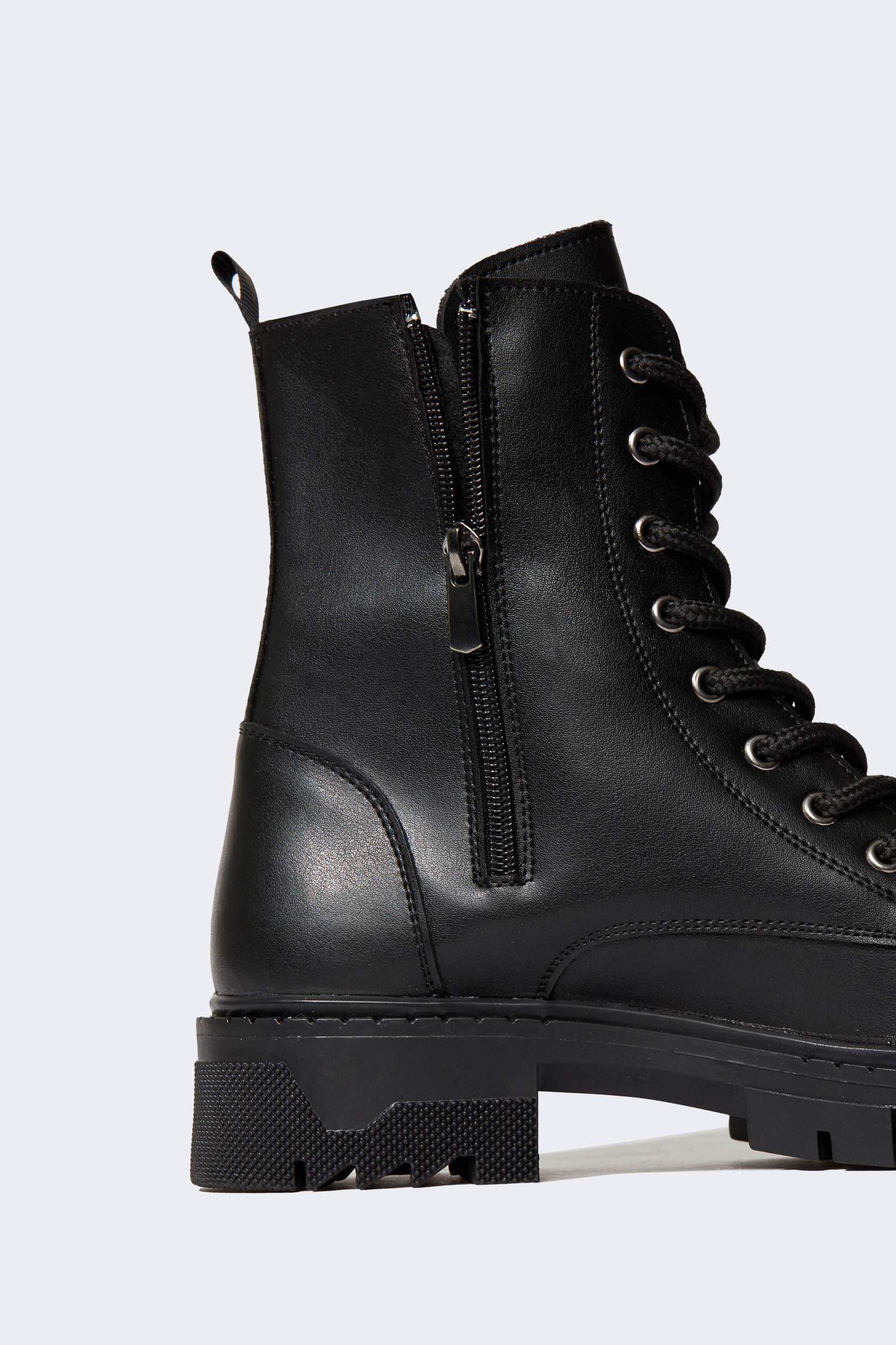 بوت بكعب سميك برباط وسحاب