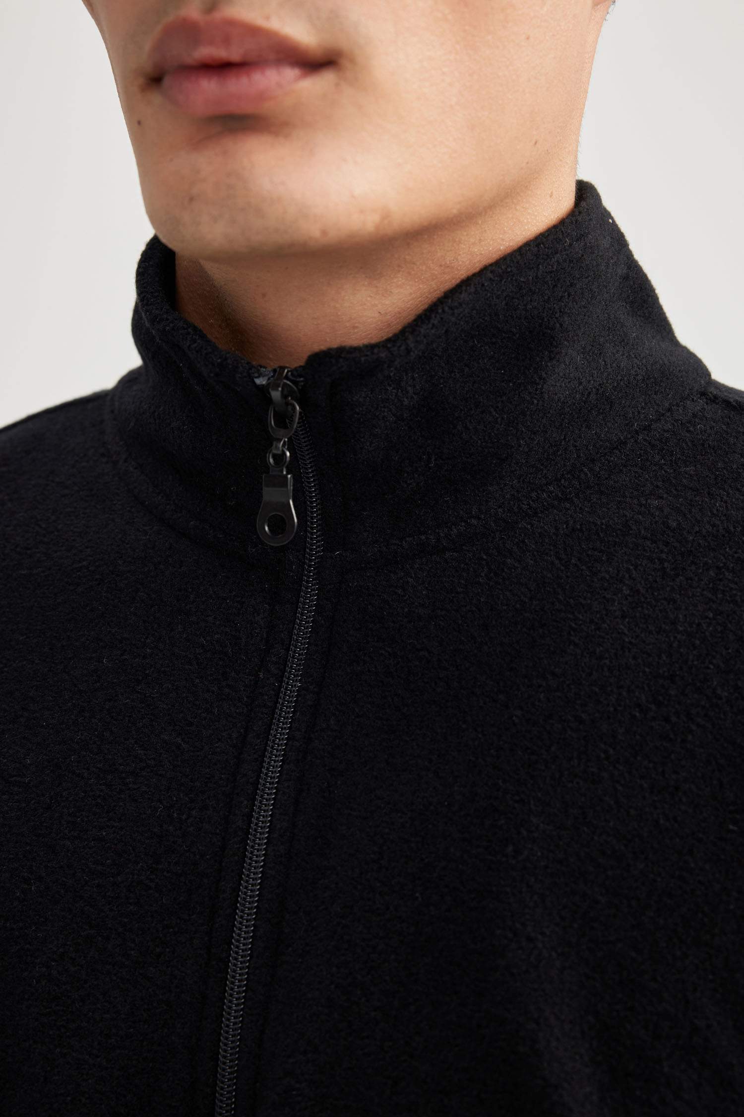 Siyah Tüylenme Yapmayan Soğuk Geçirmez Regular Fit Dik Yaka Fermuarlı Polar Sweatshirt