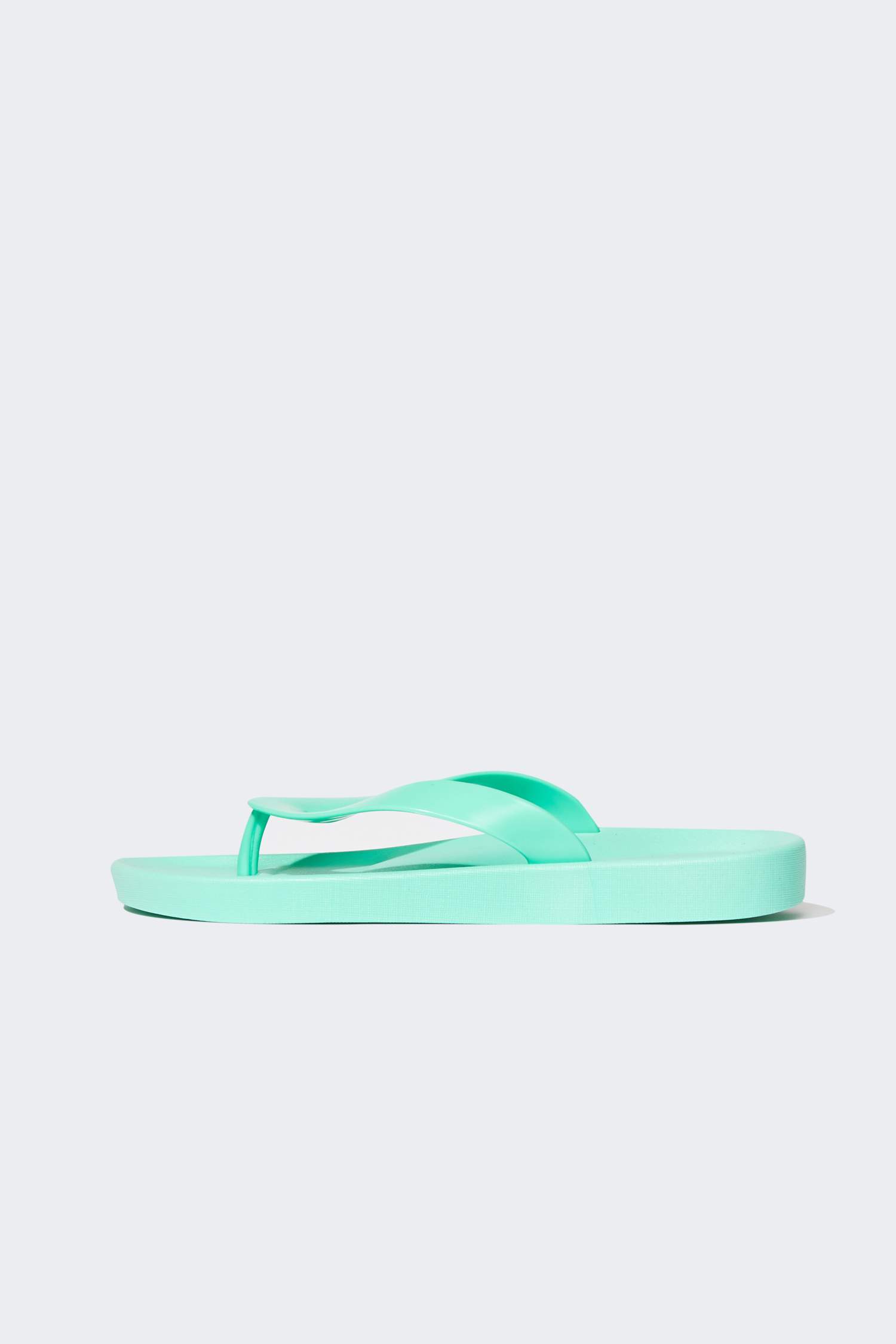 Tongs à une seule sangle et semelle plate pour femmes