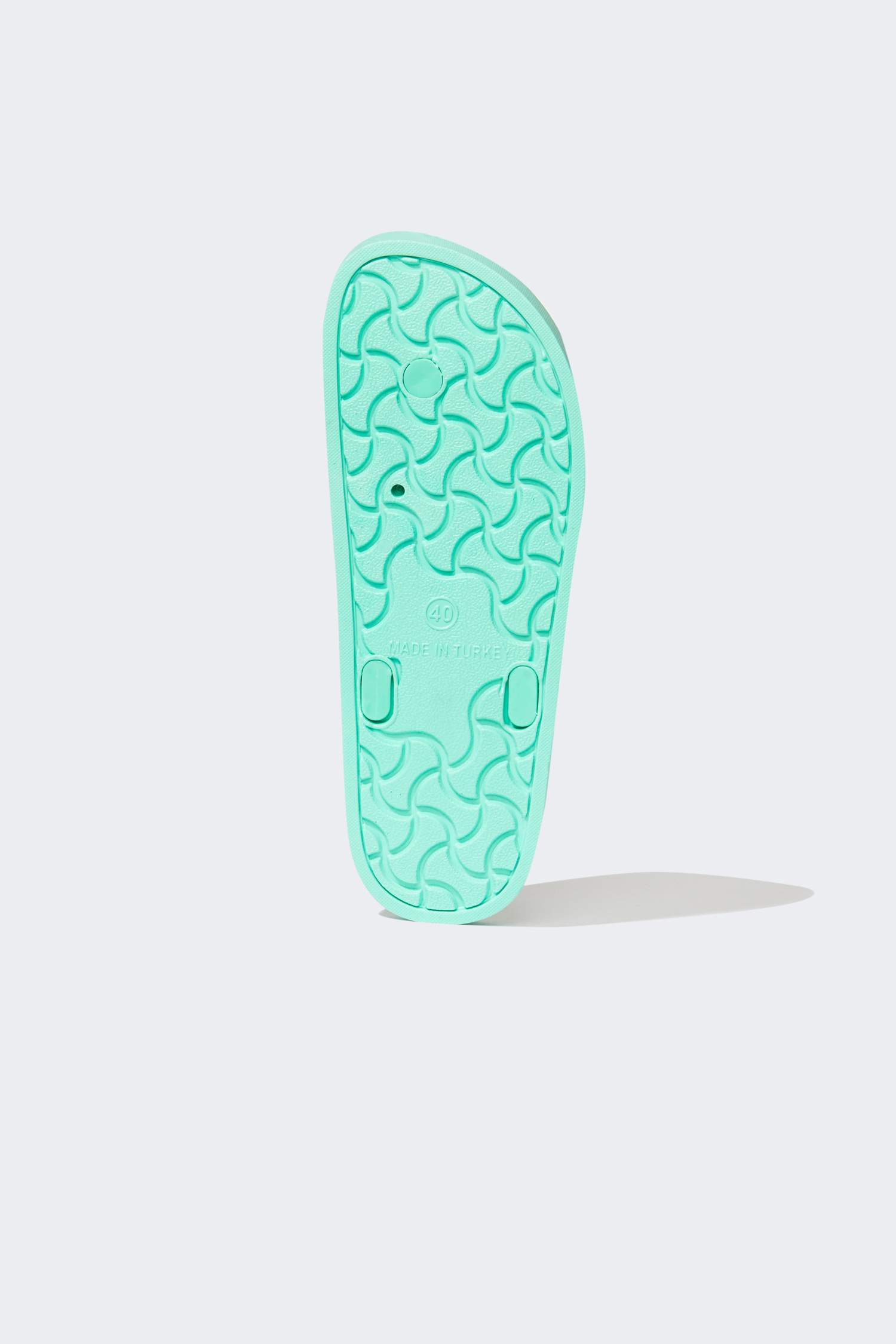 Tongs à une seule sangle et semelle plate pour femmes