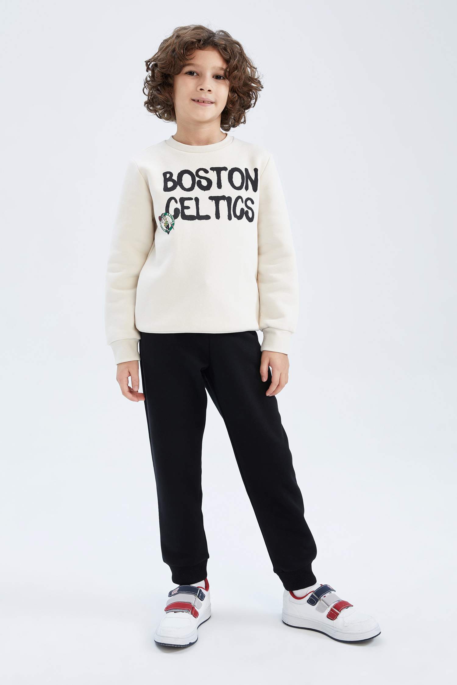 Свитшот стандартного кроя NBA Boston Celtics из плотной ткани для мальчиков
