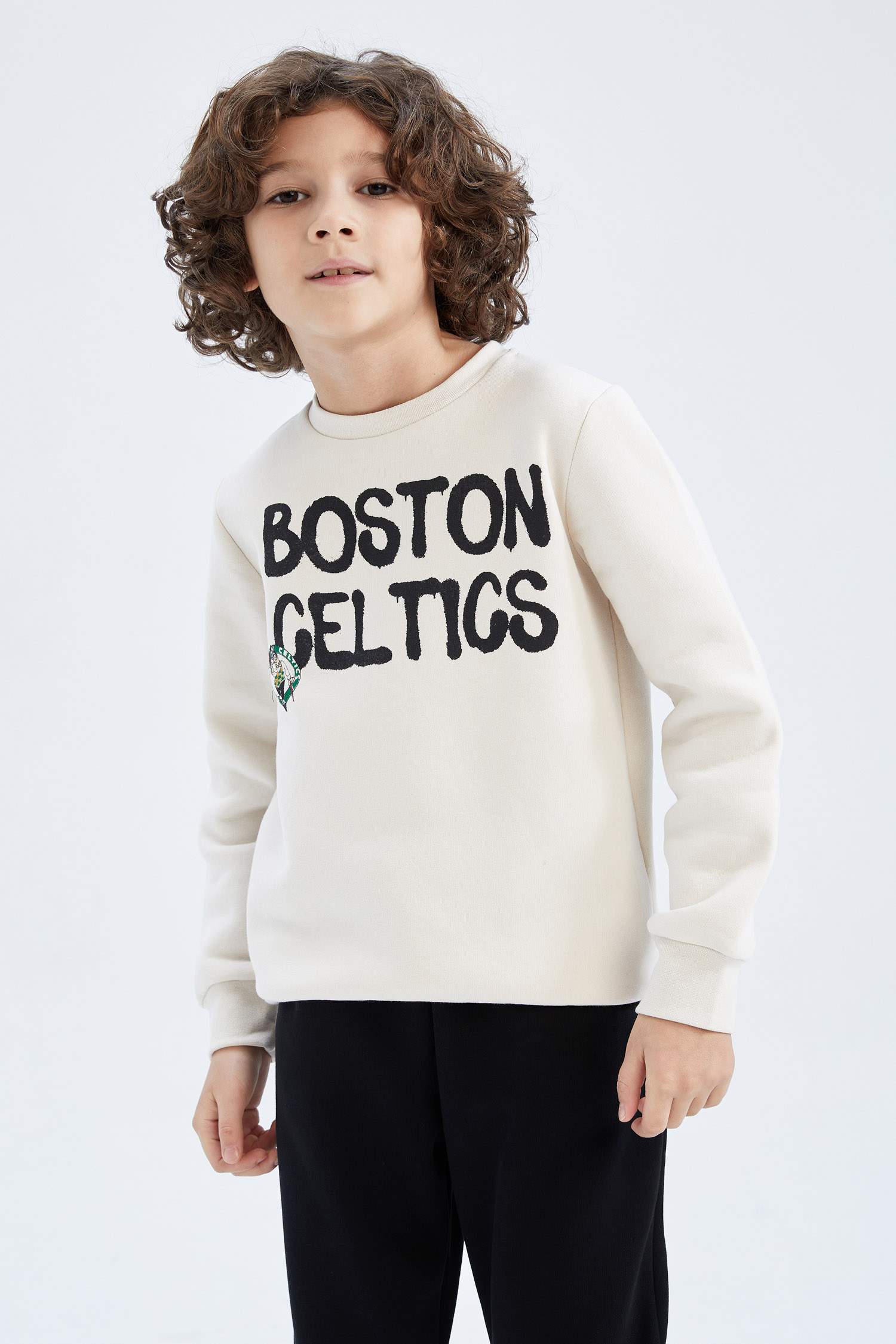 Свитшот стандартного кроя NBA Boston Celtics из плотной ткани для мальчиков