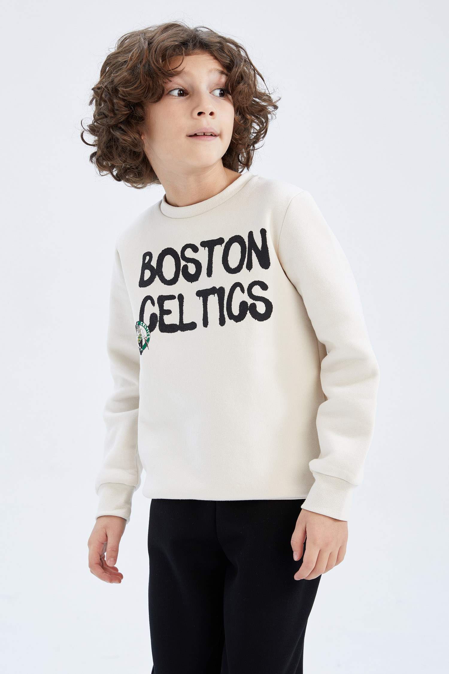 Свитшот стандартного кроя NBA Boston Celtics из плотной ткани для мальчиков