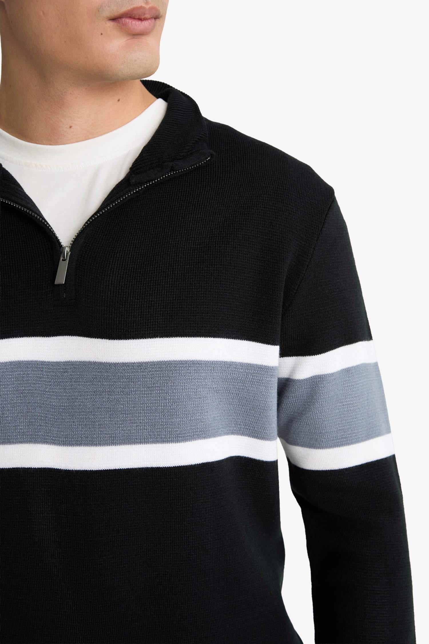 بلوفر تريكو قصة عادية بياقة مدورة