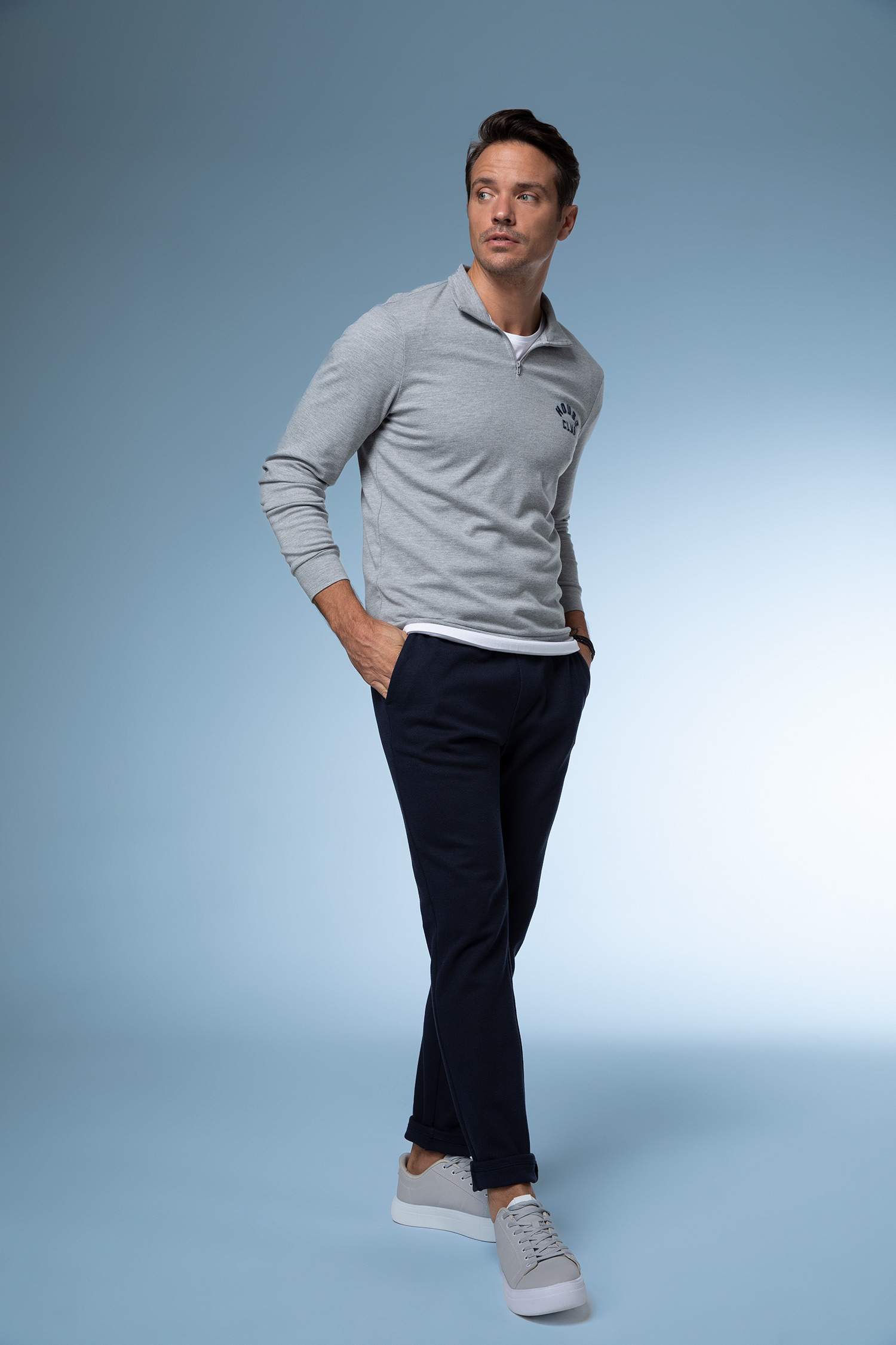 Свитшот приталенного кроя с воротником-стойкой для мужчин