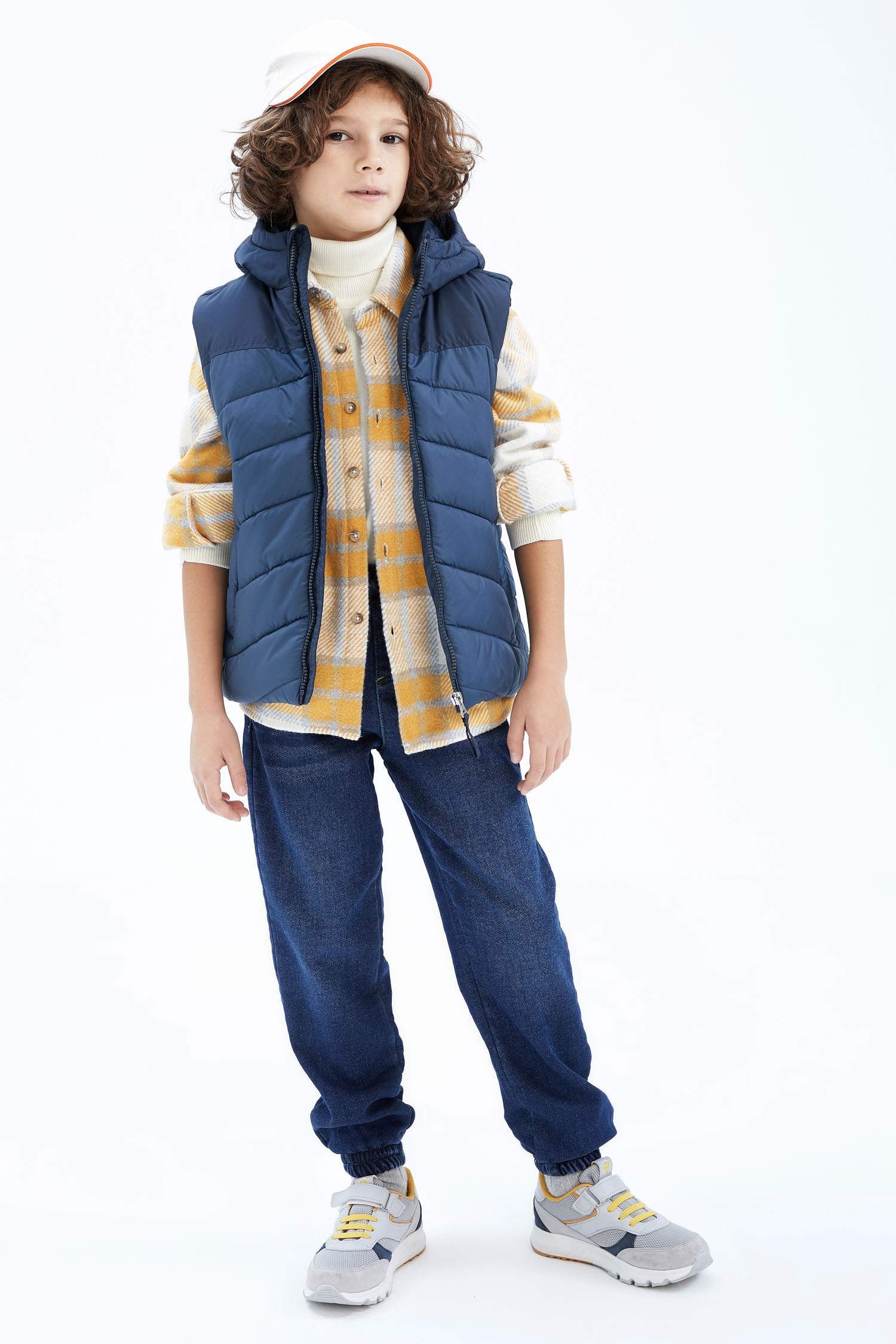 Жилет водооотталкивающий с капюшоном для мальчиков