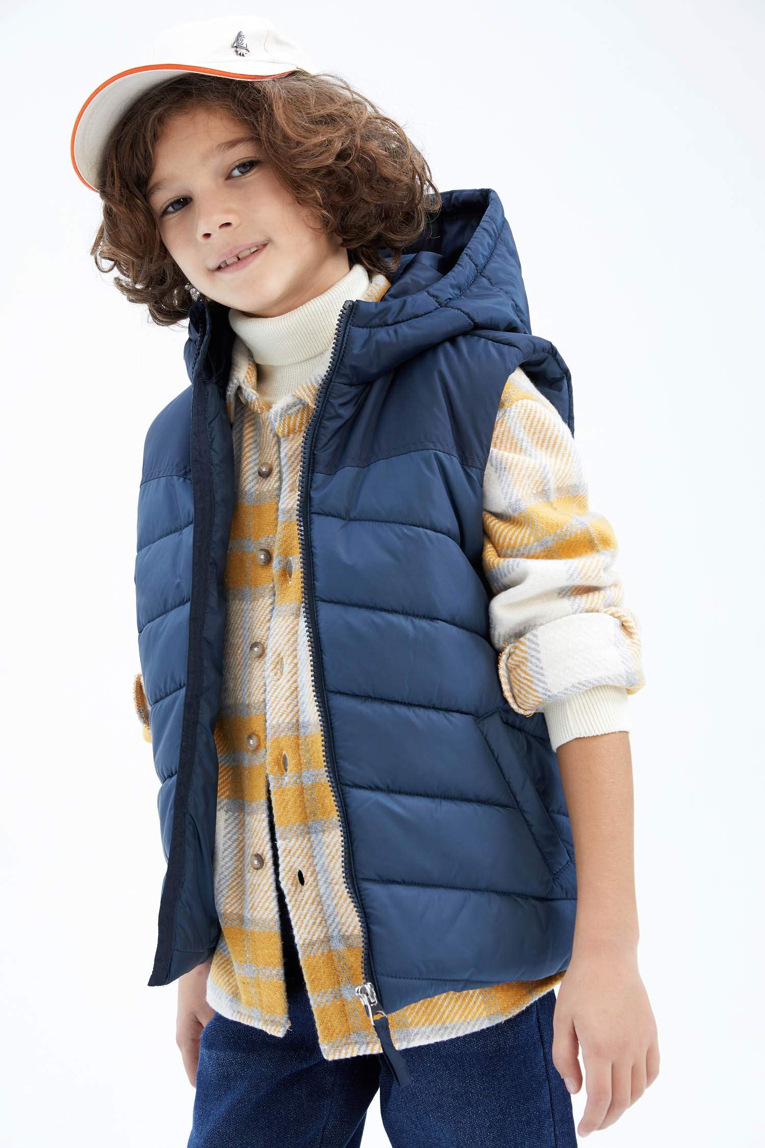 Жилет водооотталкивающий с капюшоном для мальчиков