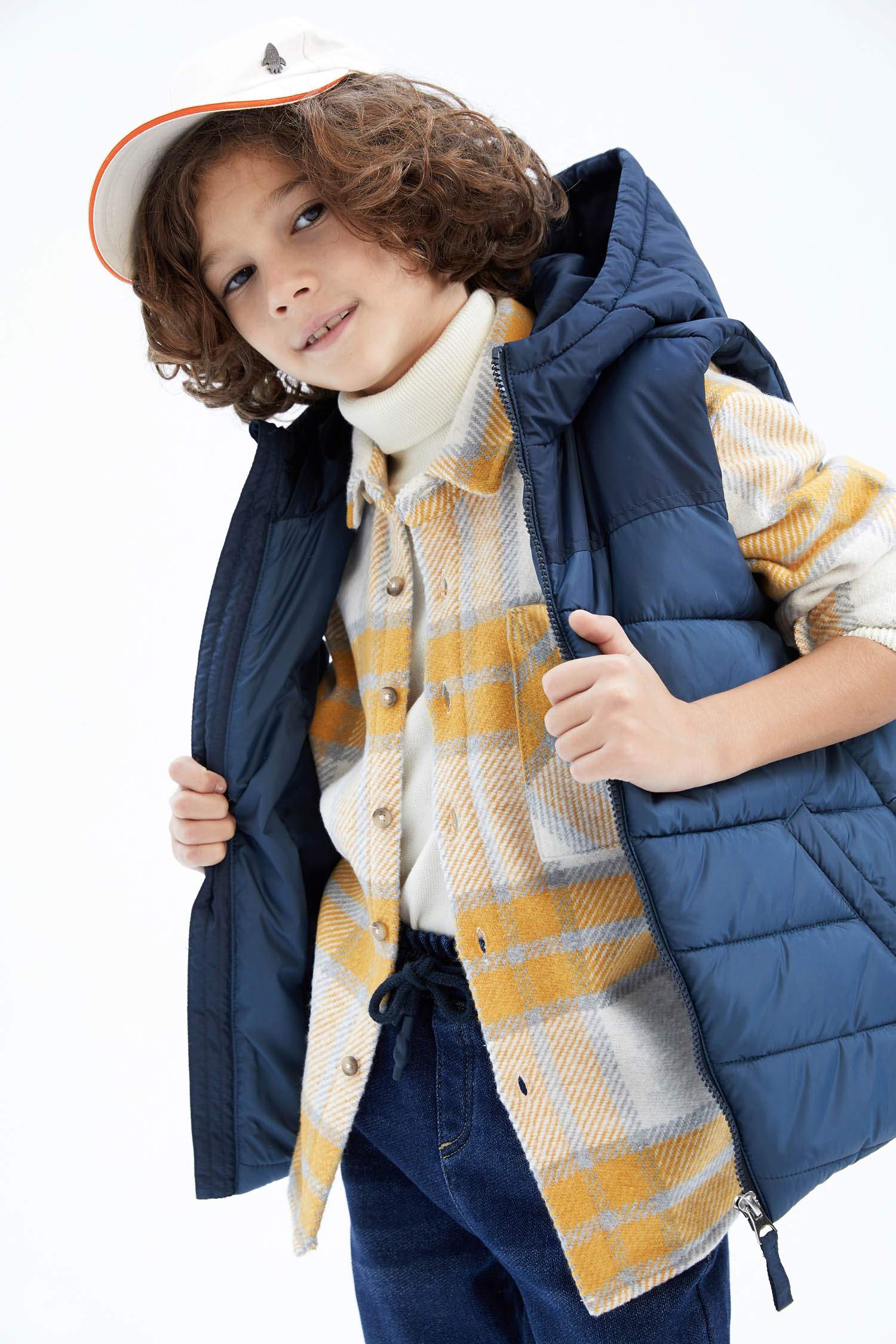 Жилет водооотталкивающий с капюшоном для мальчиков