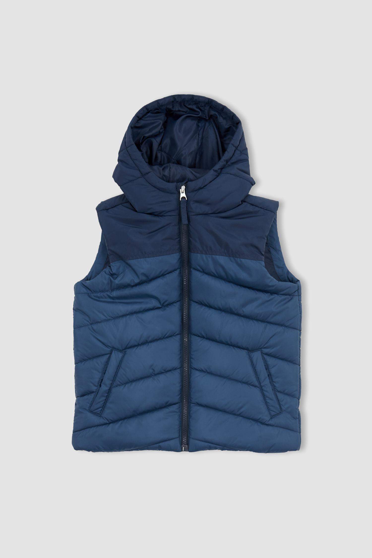 Жилет водооотталкивающий с капюшоном для мальчиков