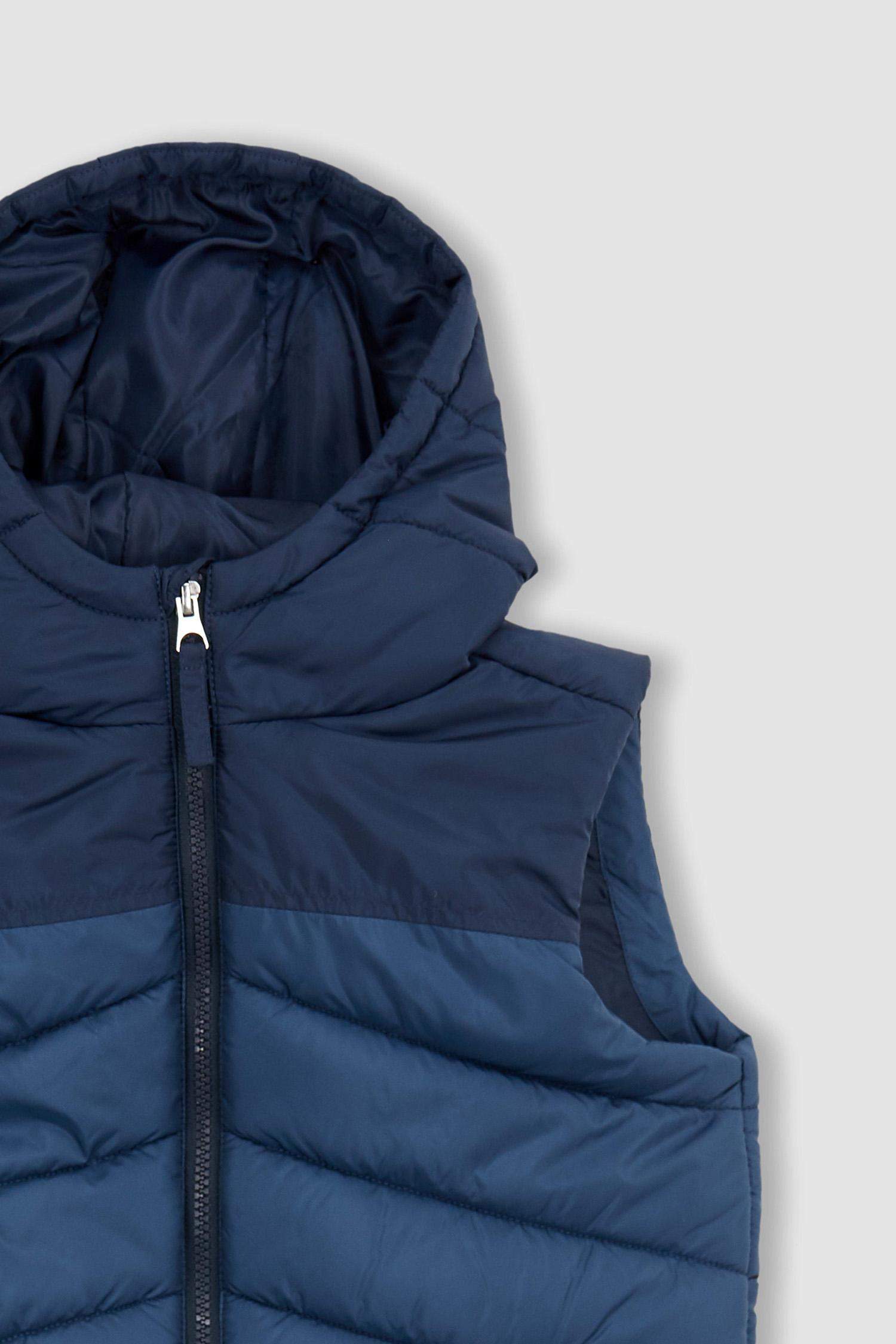 Жилет водооотталкивающий с капюшоном для мальчиков