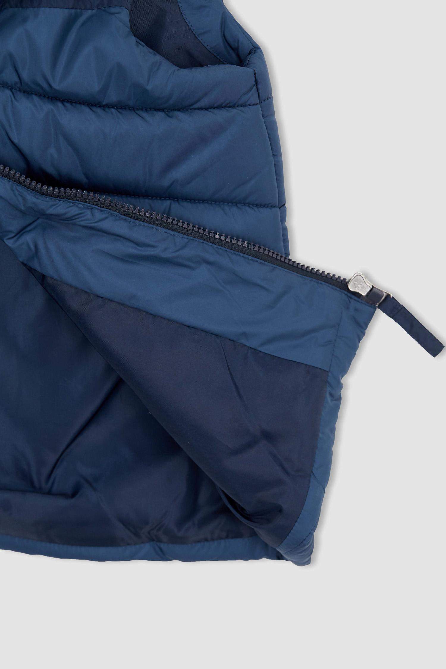 Жилет водооотталкивающий с капюшоном для мальчиков