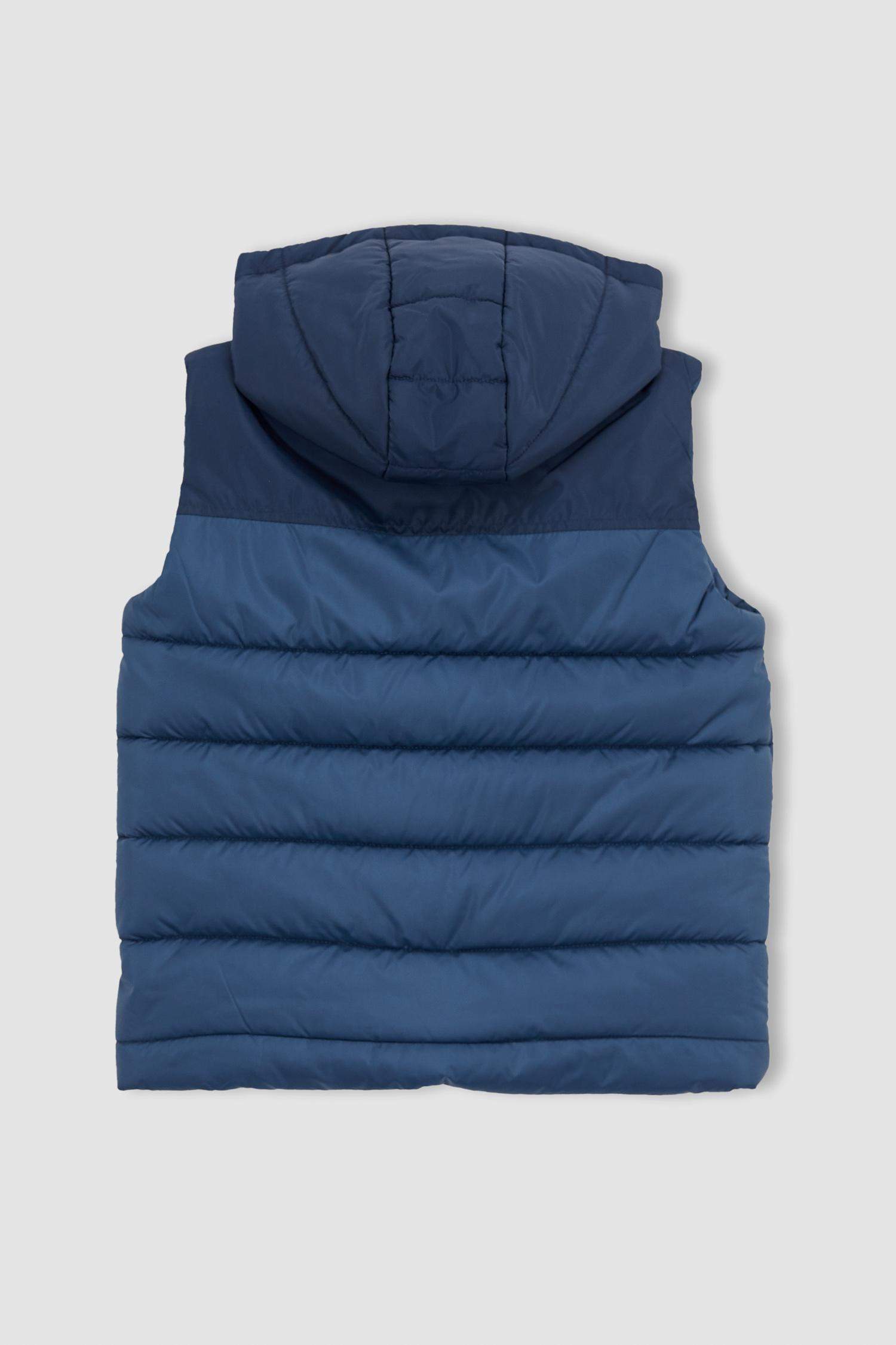 Жилет водооотталкивающий с капюшоном для мальчиков