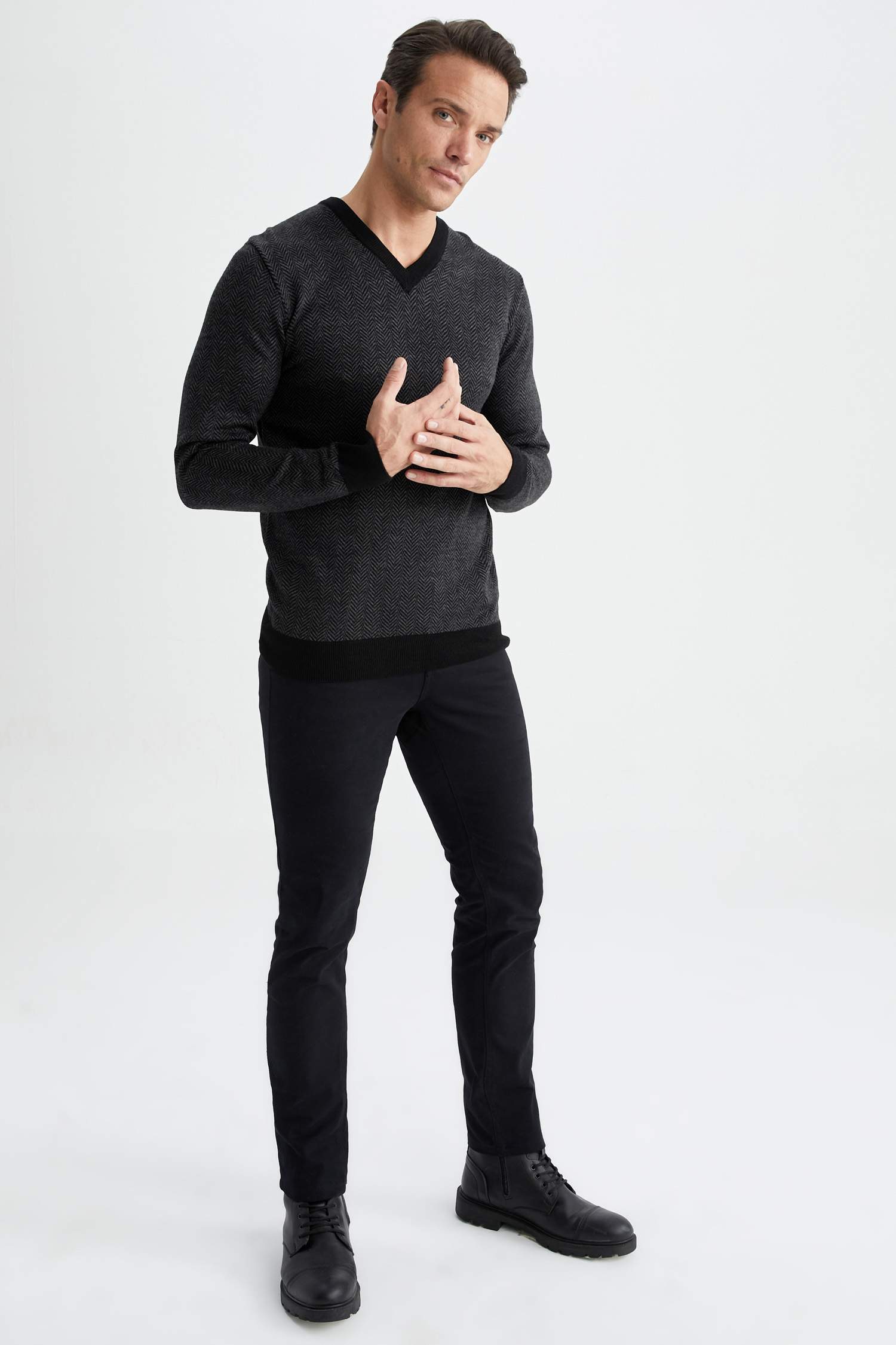 Свитер стандартного кроя с V образным вырезом