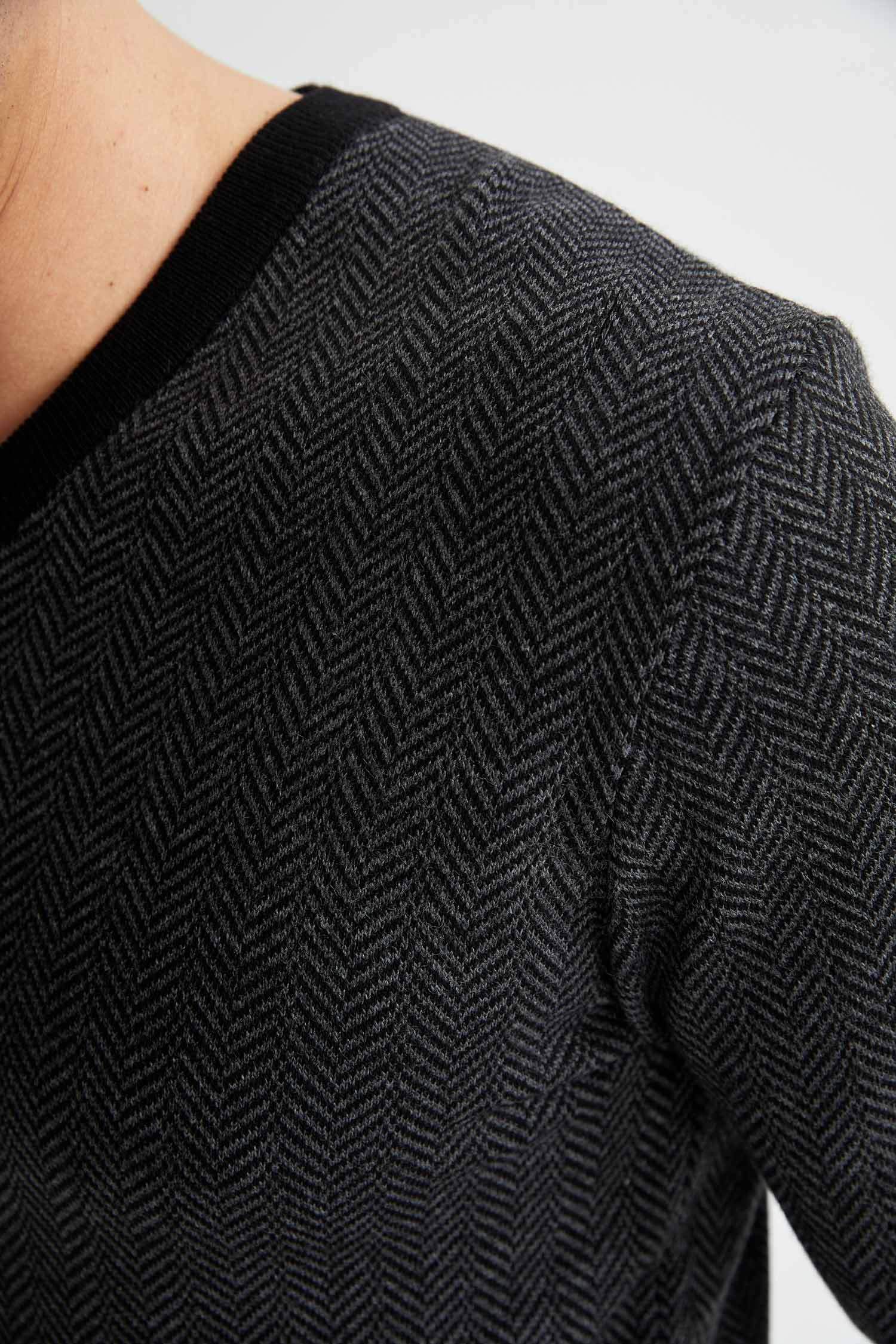 Свитер стандартного кроя с V образным вырезом