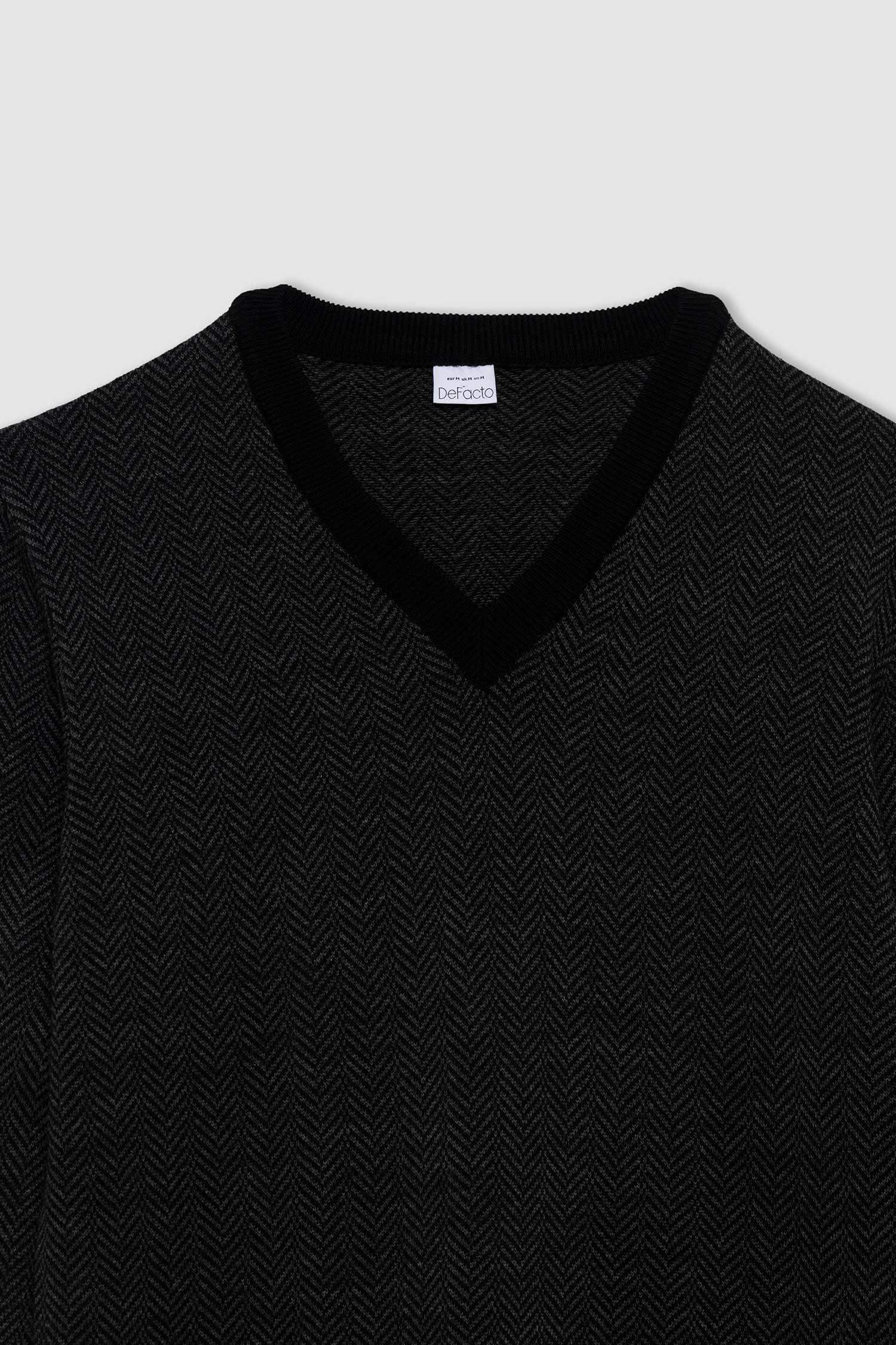 Свитер стандартного кроя с V образным вырезом