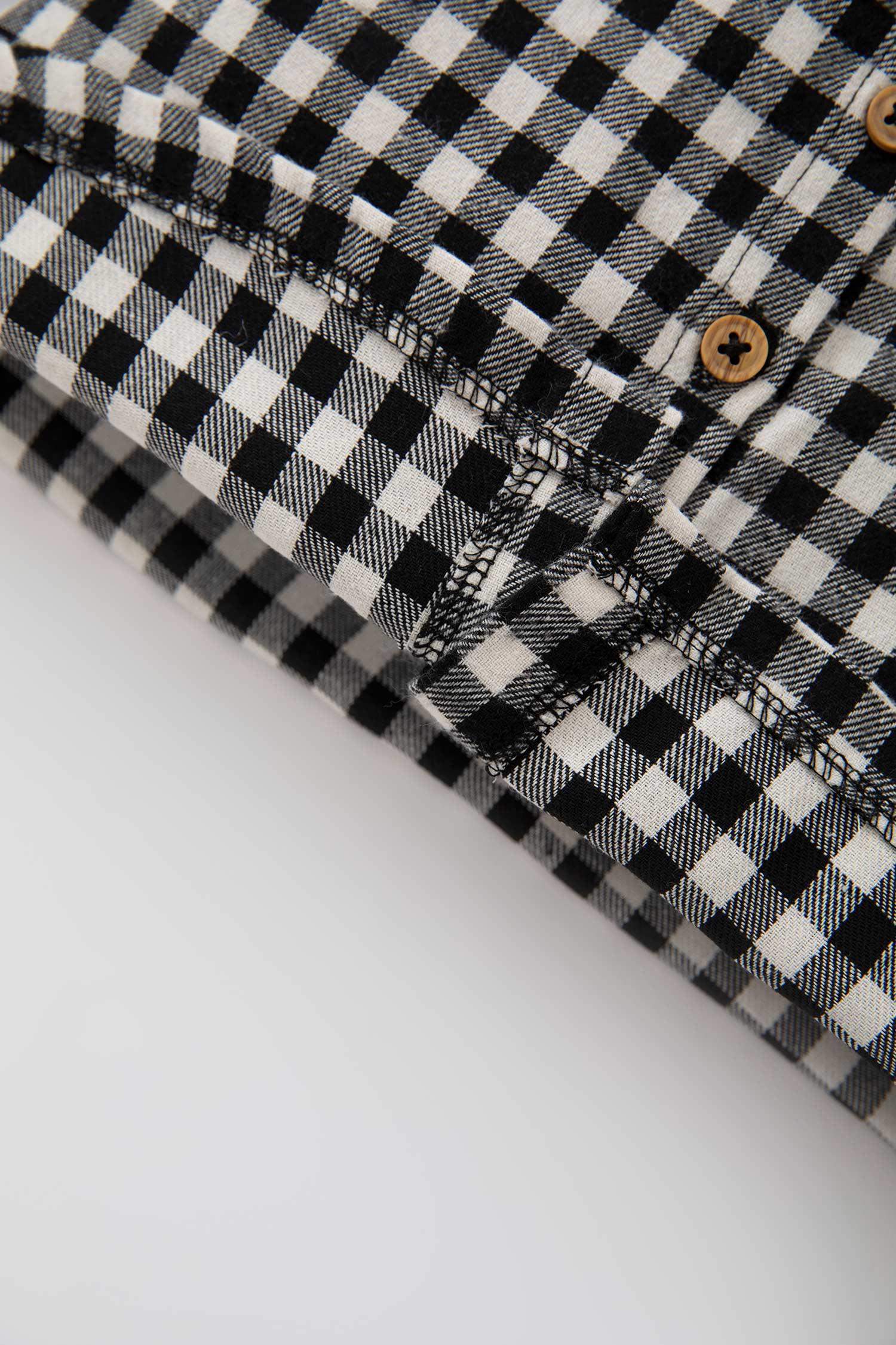 Рубашка стандартного кроя с широким вырезом в клетку