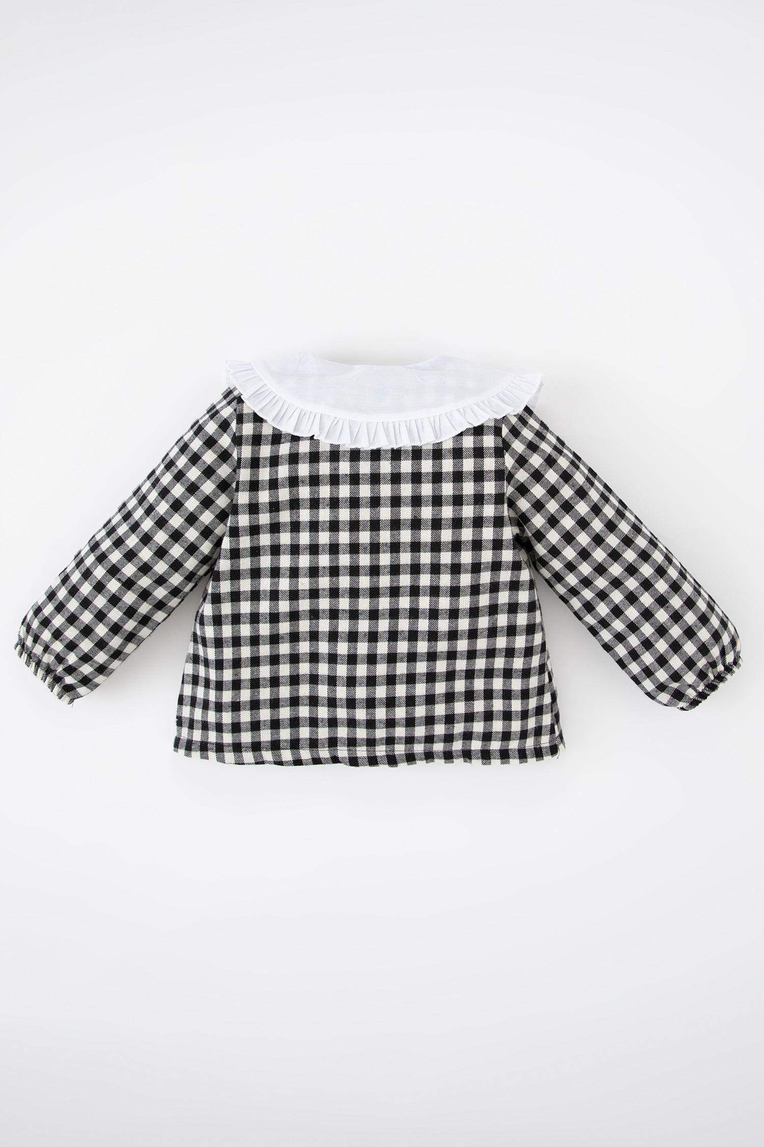 Рубашка стандартного кроя с широким вырезом в клетку