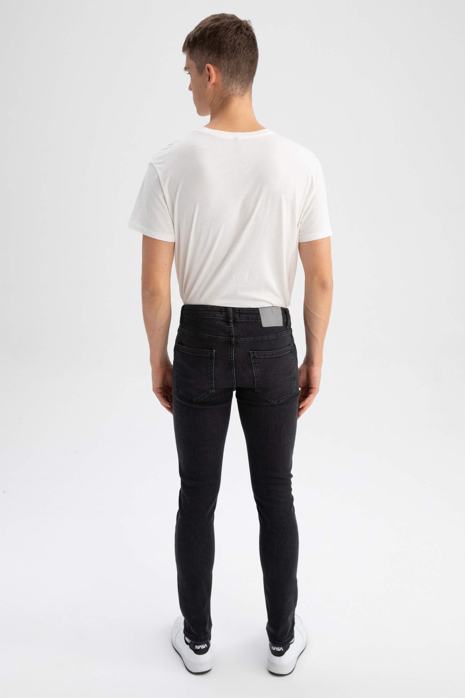 بنطلون جينز سوبر سكيني فيت برجل ضيقة وخصر عادي