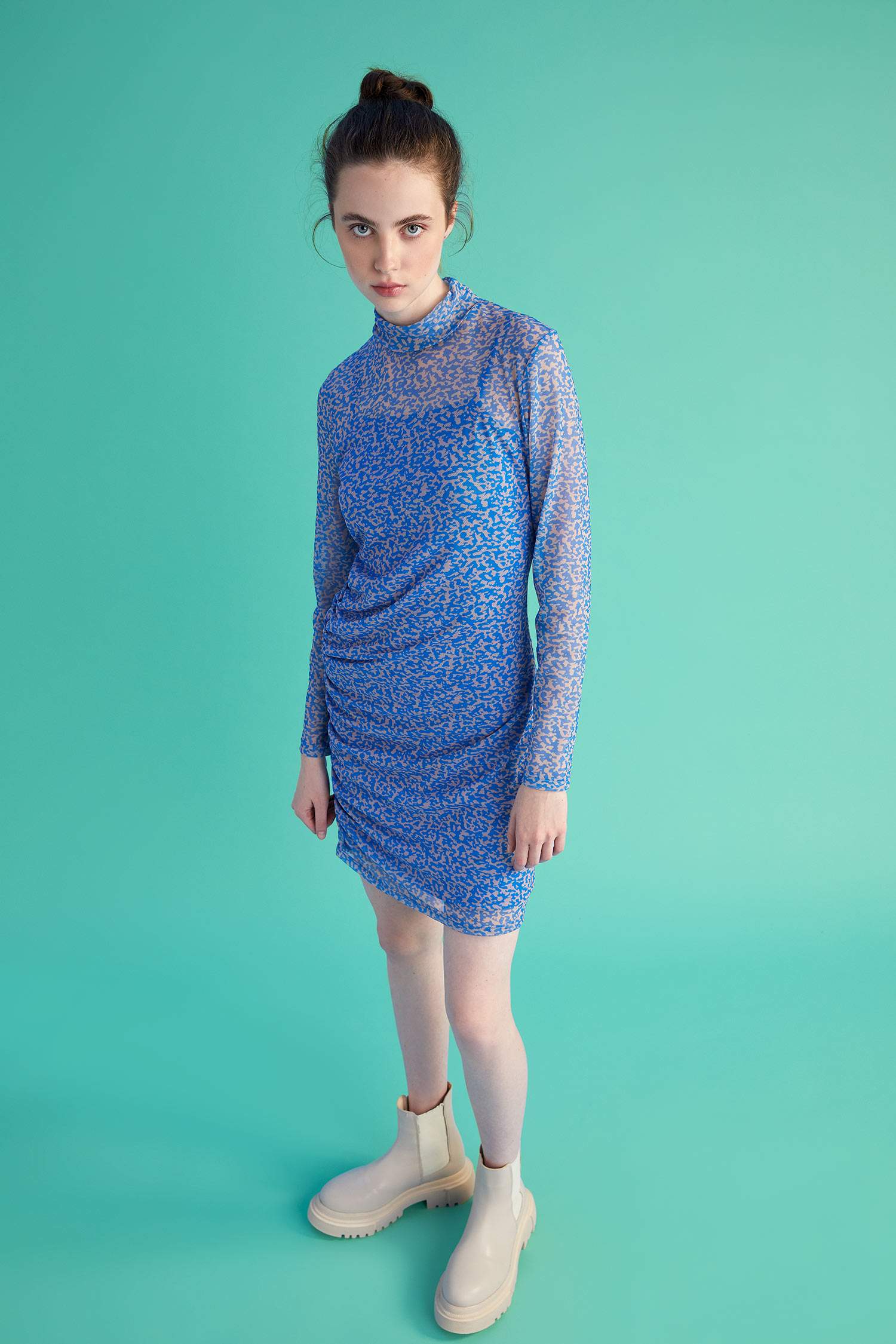 فستان قصير من قماش التول ياقة مدورة مطبوع