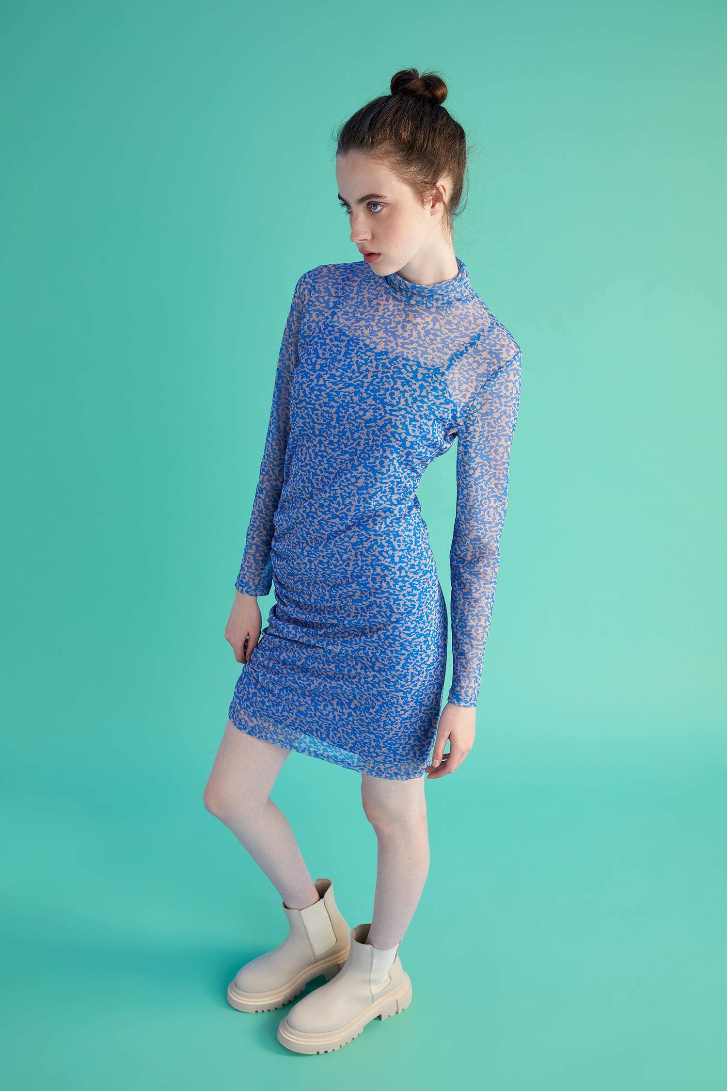 فستان قصير من قماش التول ياقة مدورة مطبوع