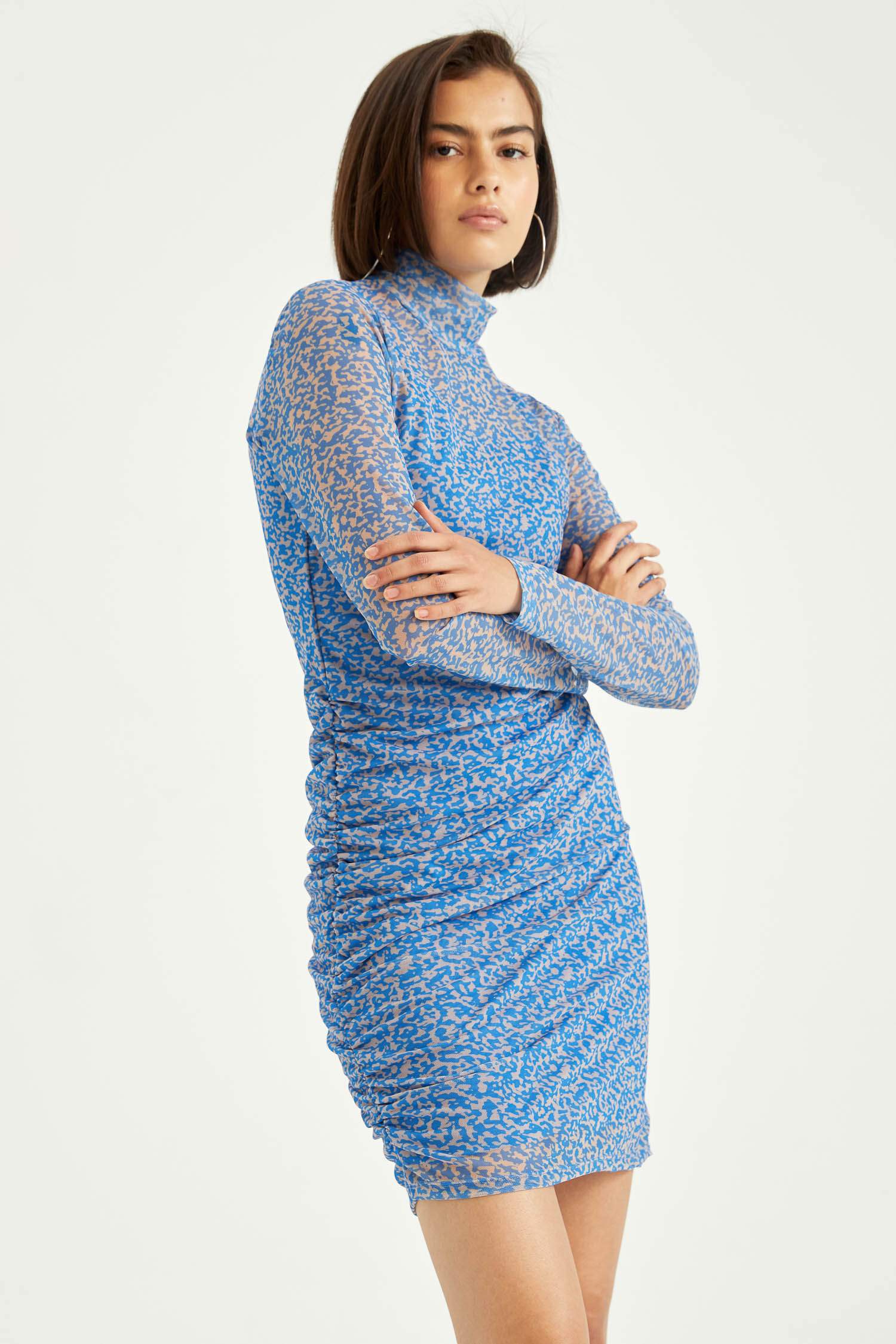 فستان قصير من قماش التول ياقة مدورة مطبوع