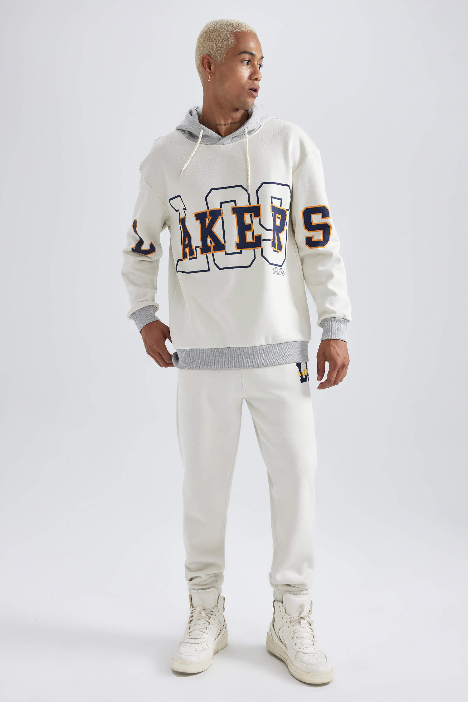 Ecru MAN Regular Fit Long Sleeve NBA Los Angeles Lakers Printed Sweatshirt  2418240