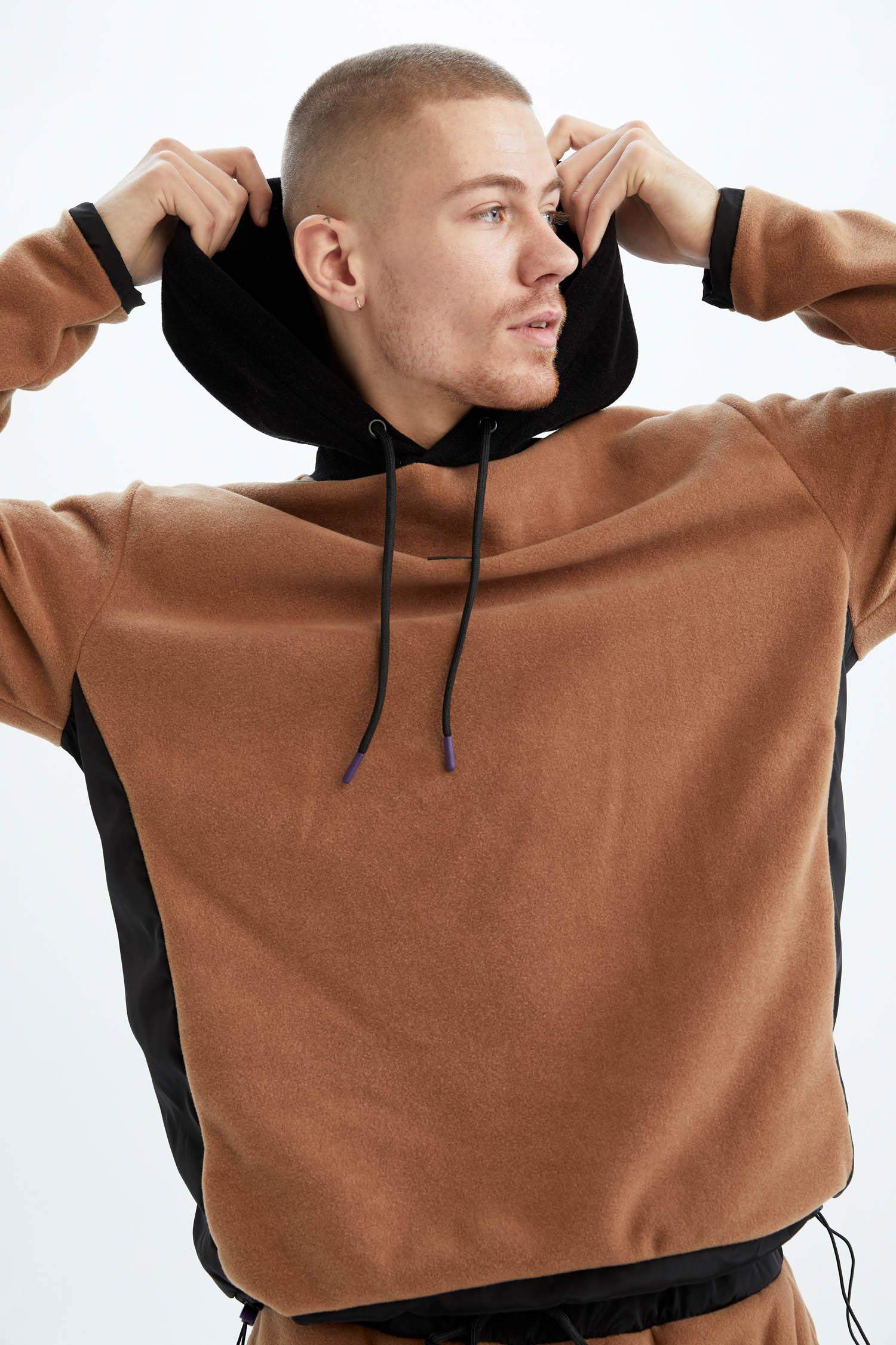 سويت شيرت ديفاكتو فيت ستاندارت فيت