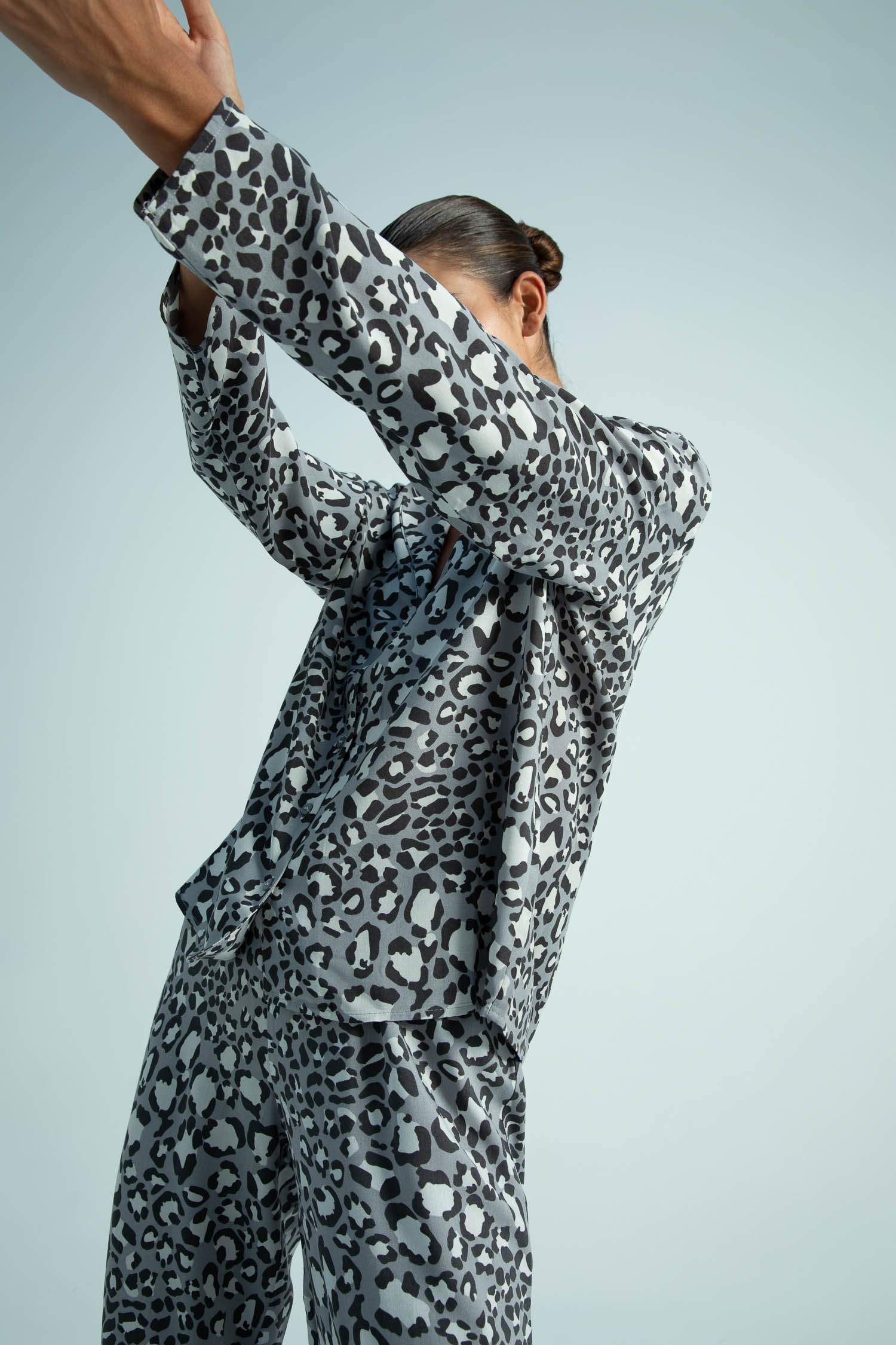 بلوزة قصة عادية بياقة قميص