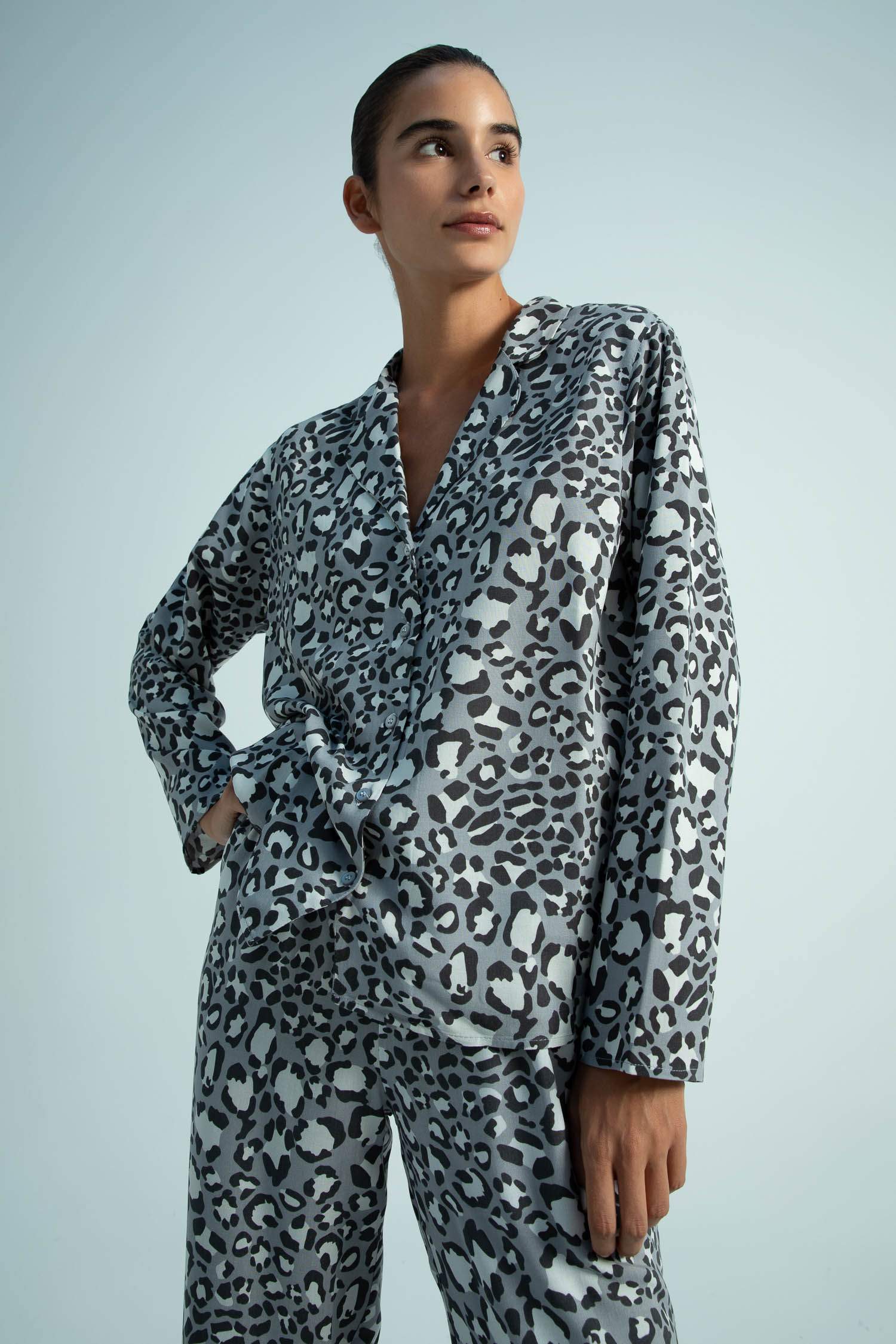 بلوزة قصة عادية بياقة قميص