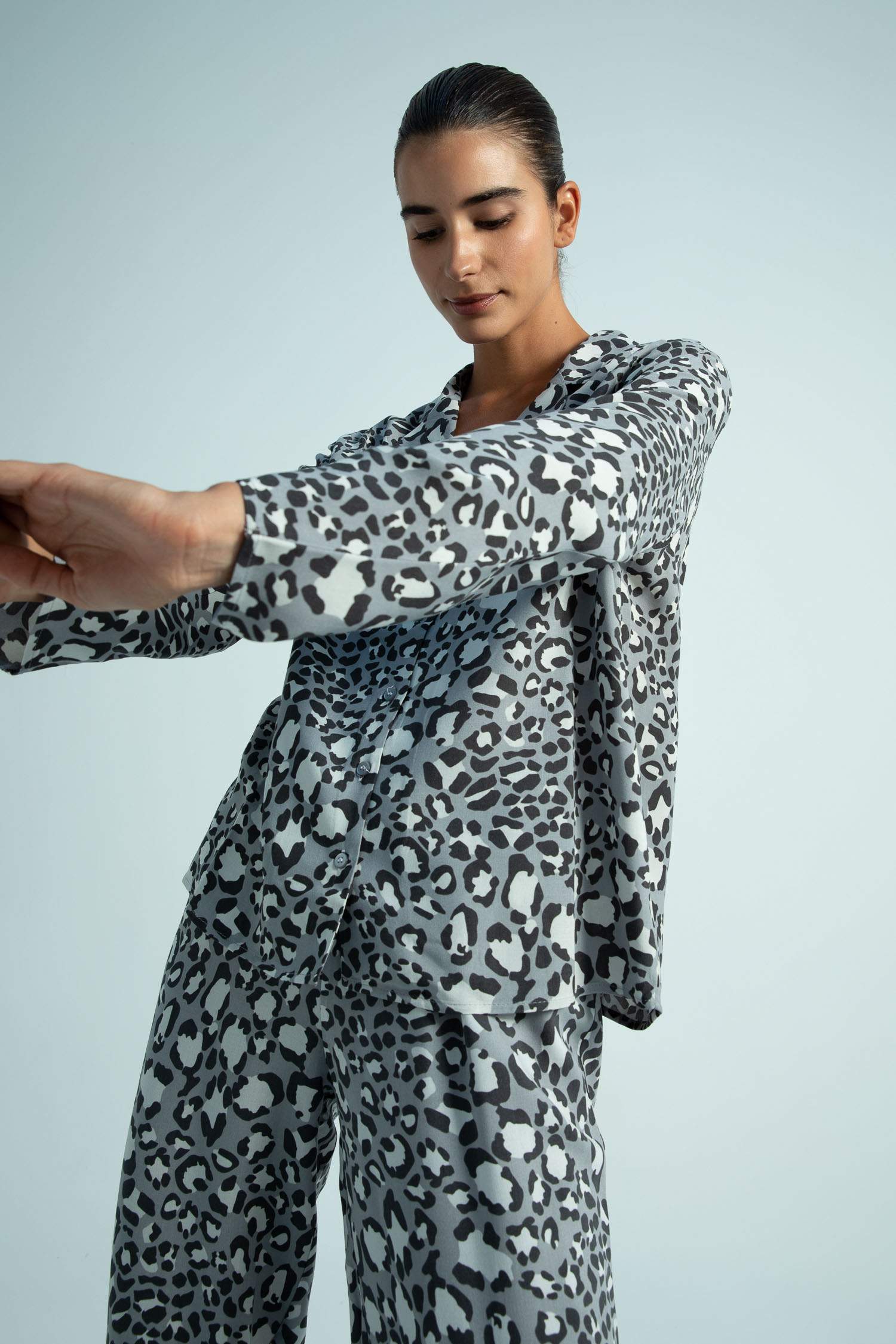 بلوزة قصة عادية بياقة قميص