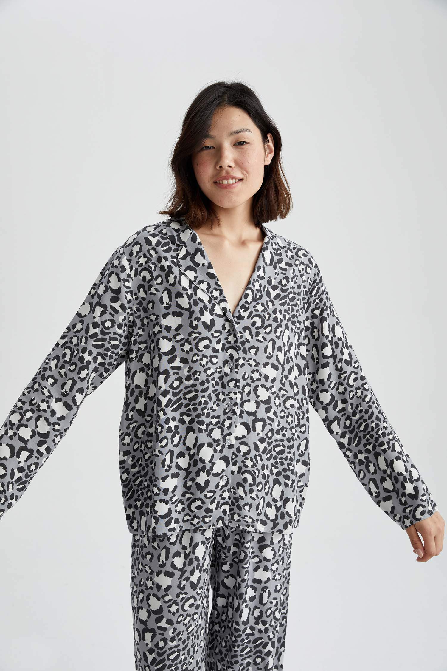 بلوزة قصة عادية بياقة قميص