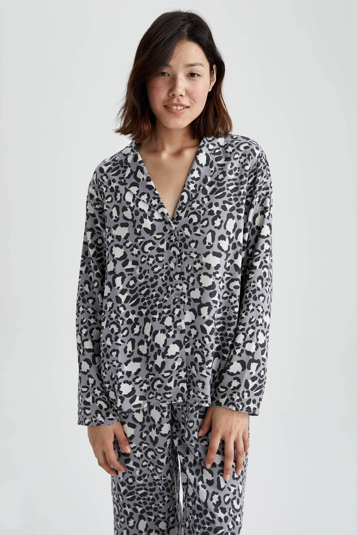 بلوزة قصة عادية بياقة قميص