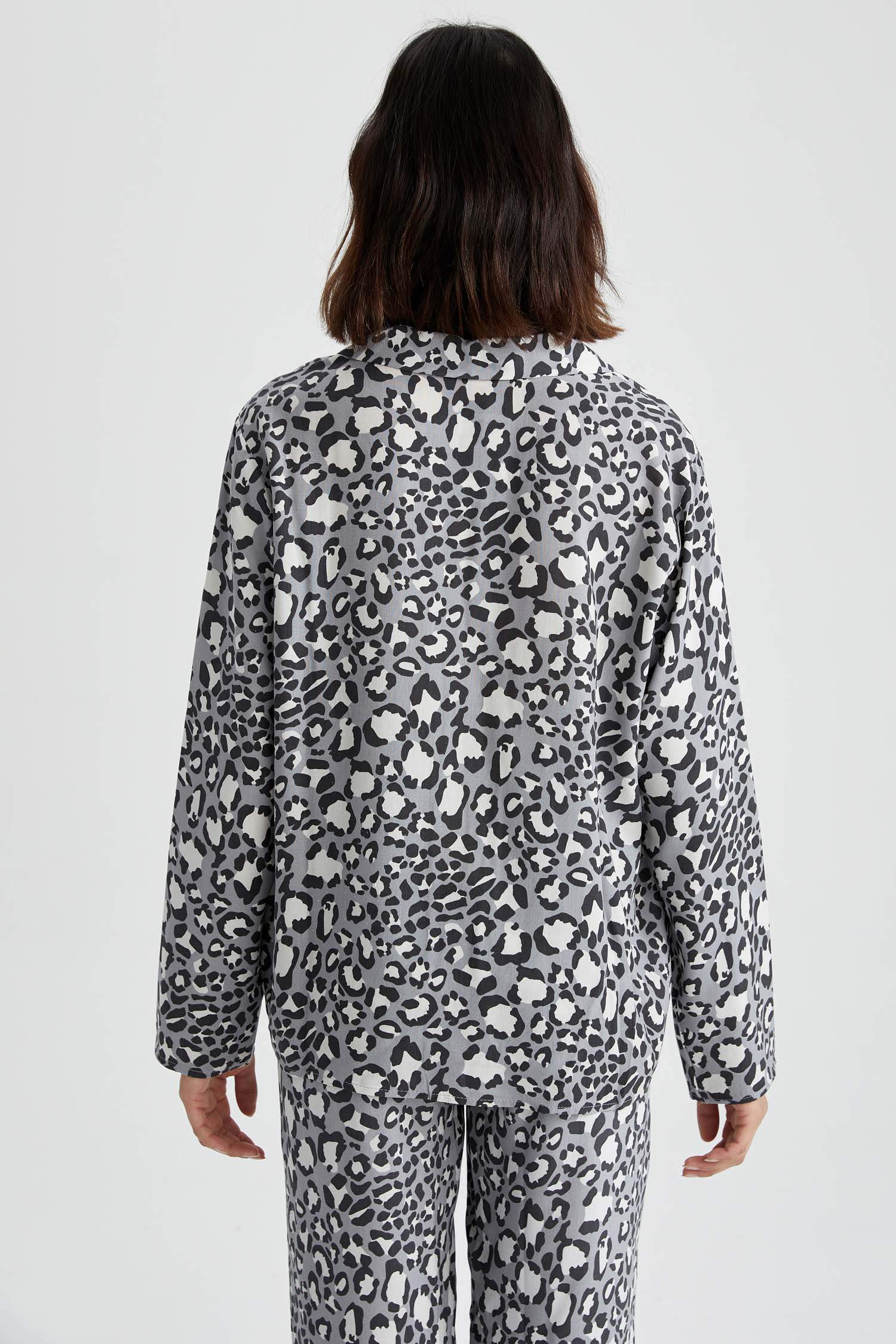 بلوزة قصة عادية بياقة قميص