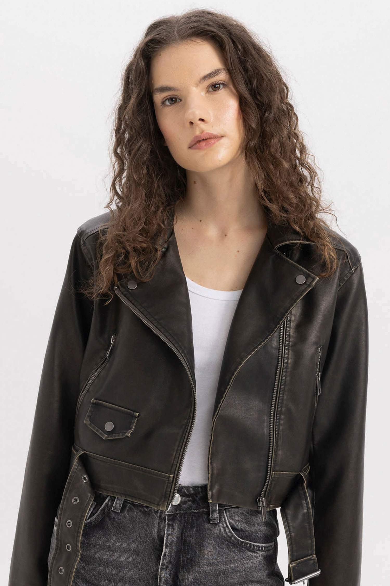 Su Geçirmez Oversize Geniş Kalıp Fermuarlı Eskitme Kemerli Suni Deri Kısa Ceket