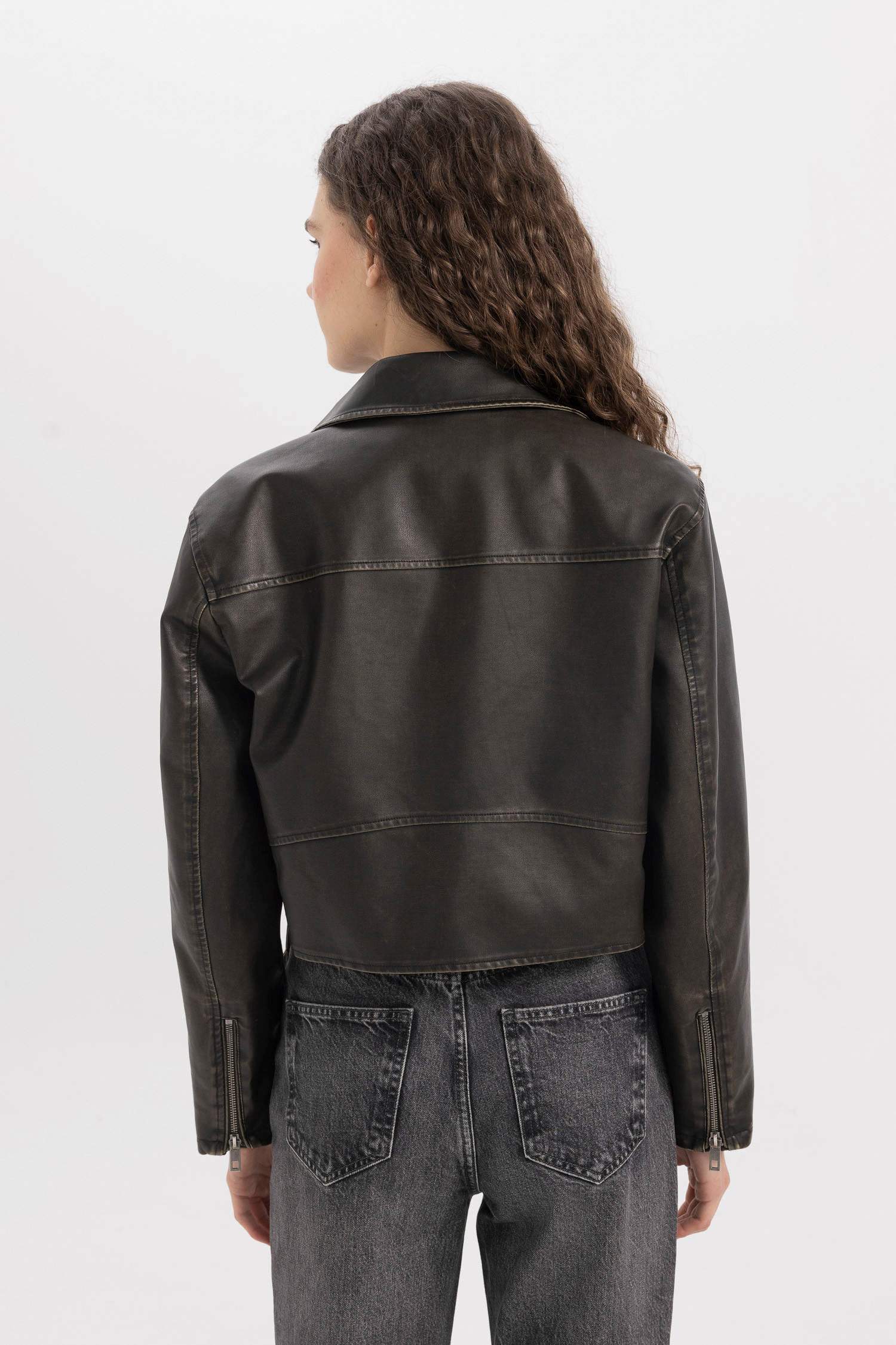 Su Geçirmez Oversize Geniş Kalıp Fermuarlı Eskitme Kemerli Suni Deri Kısa Ceket