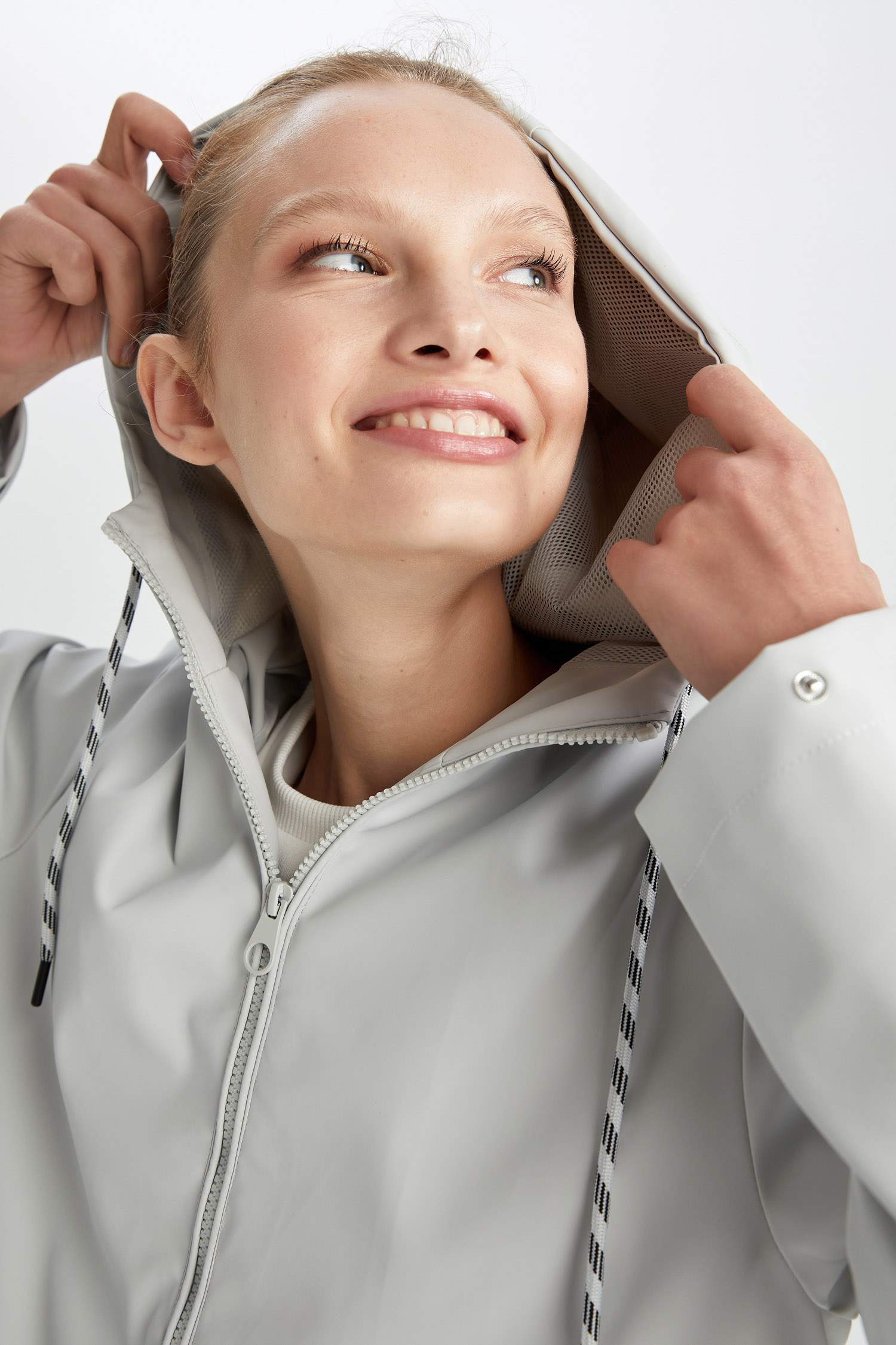 Дождевик водоотталкивающий с капюшоном