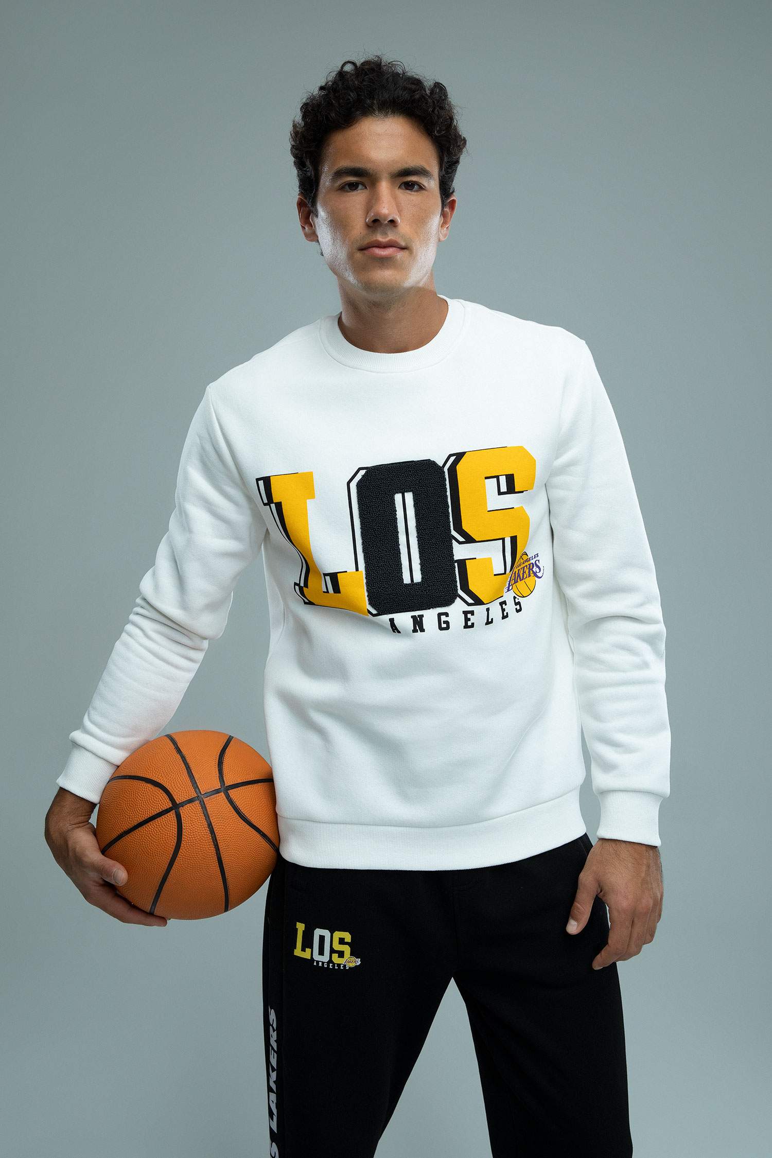 سويت شيرت قصة عادية من NBA Los Angeles Lakers