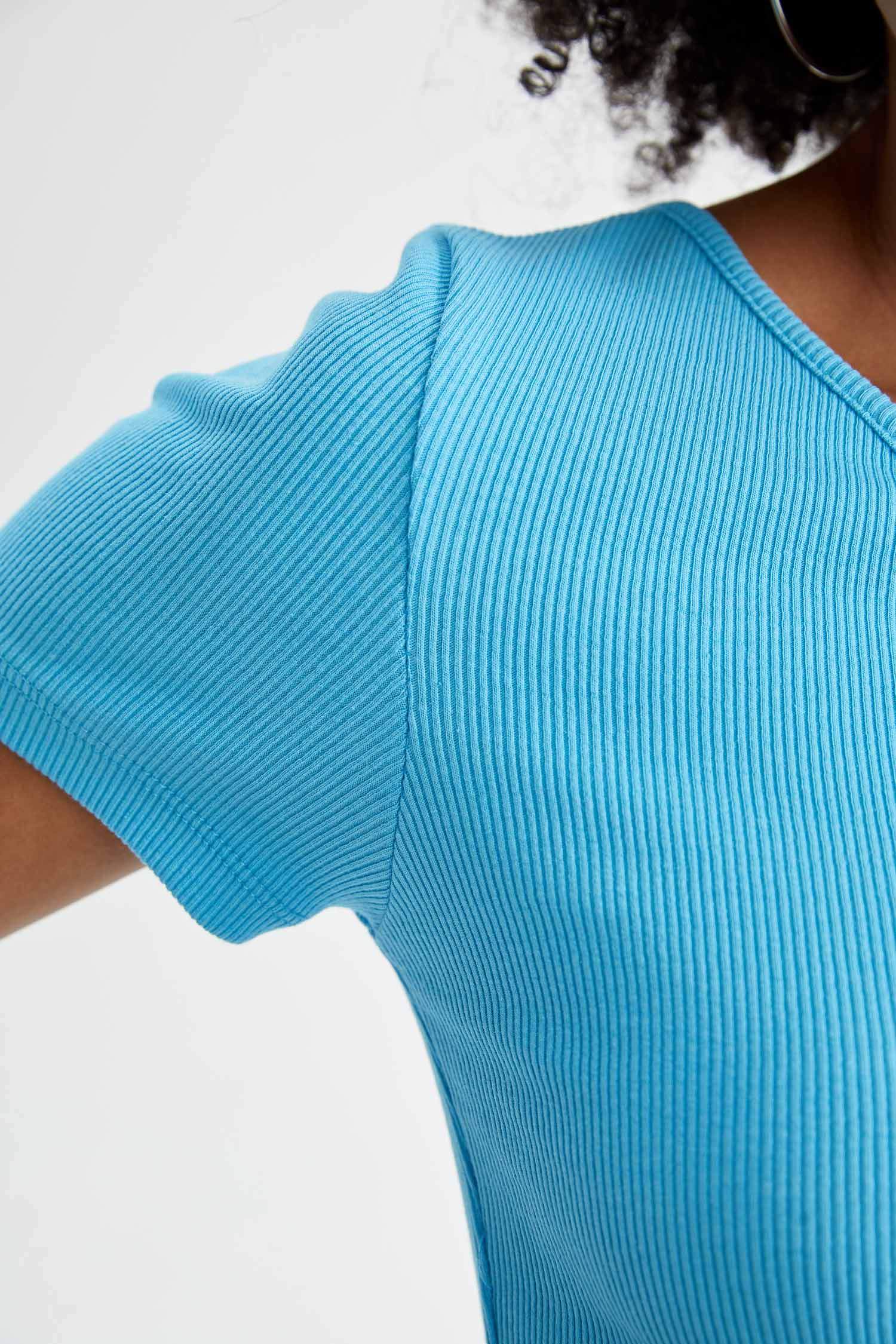 Футболка с коротким рукавом приталенного кроя с открытым плечом для женщин