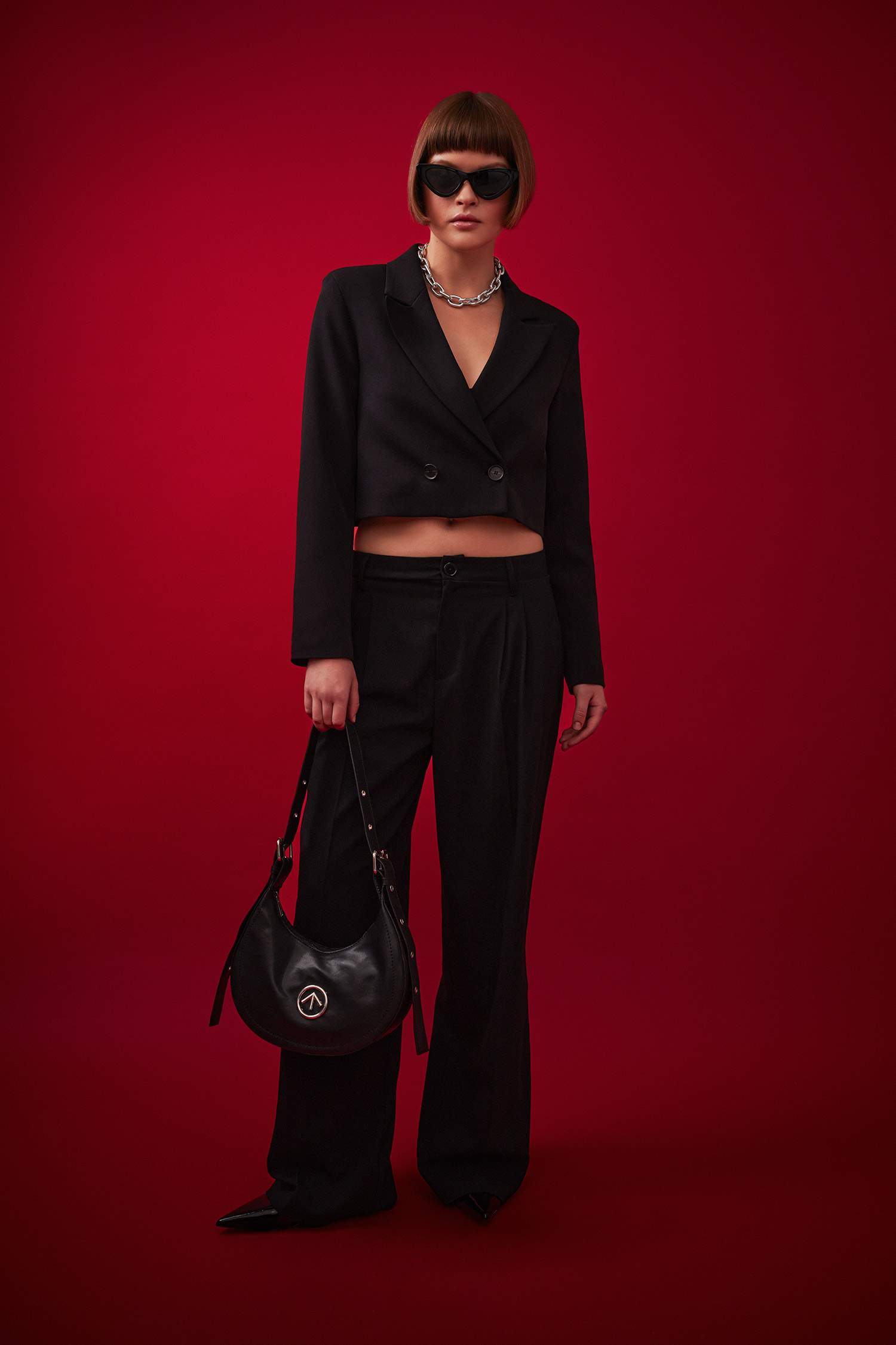 بنطلون بقصة مستقيمة وخصر عالي