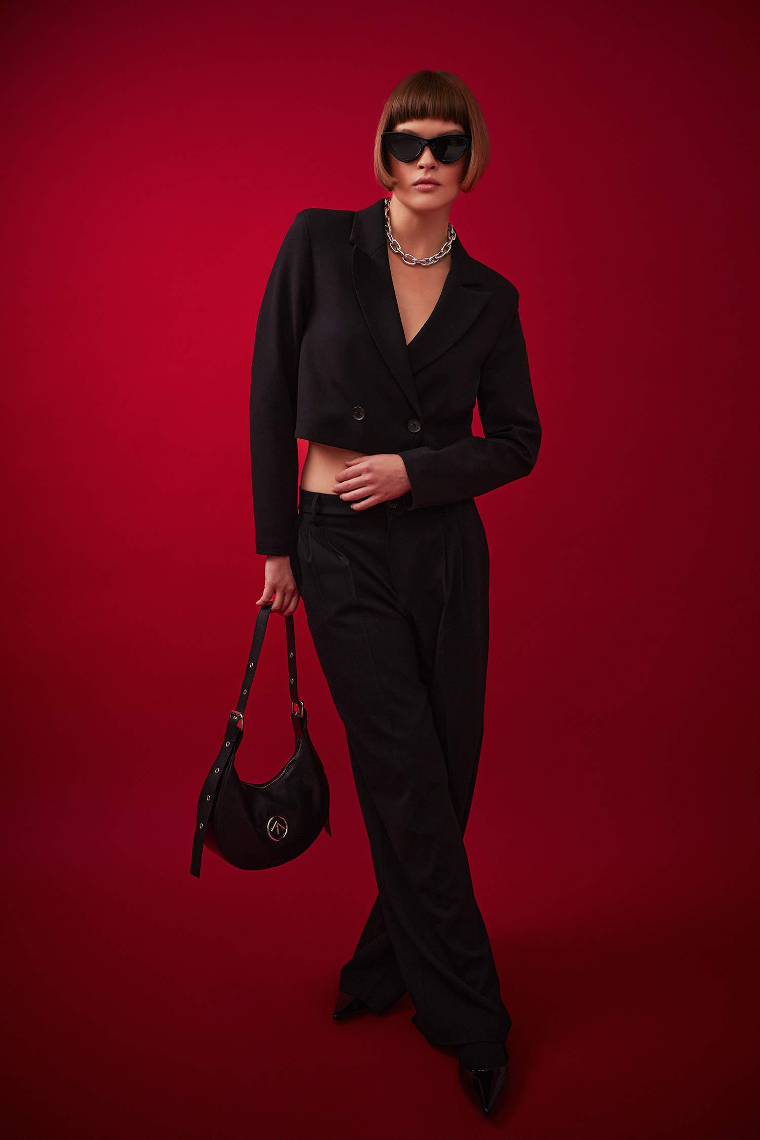 بنطلون بقصة مستقيمة وخصر عالي