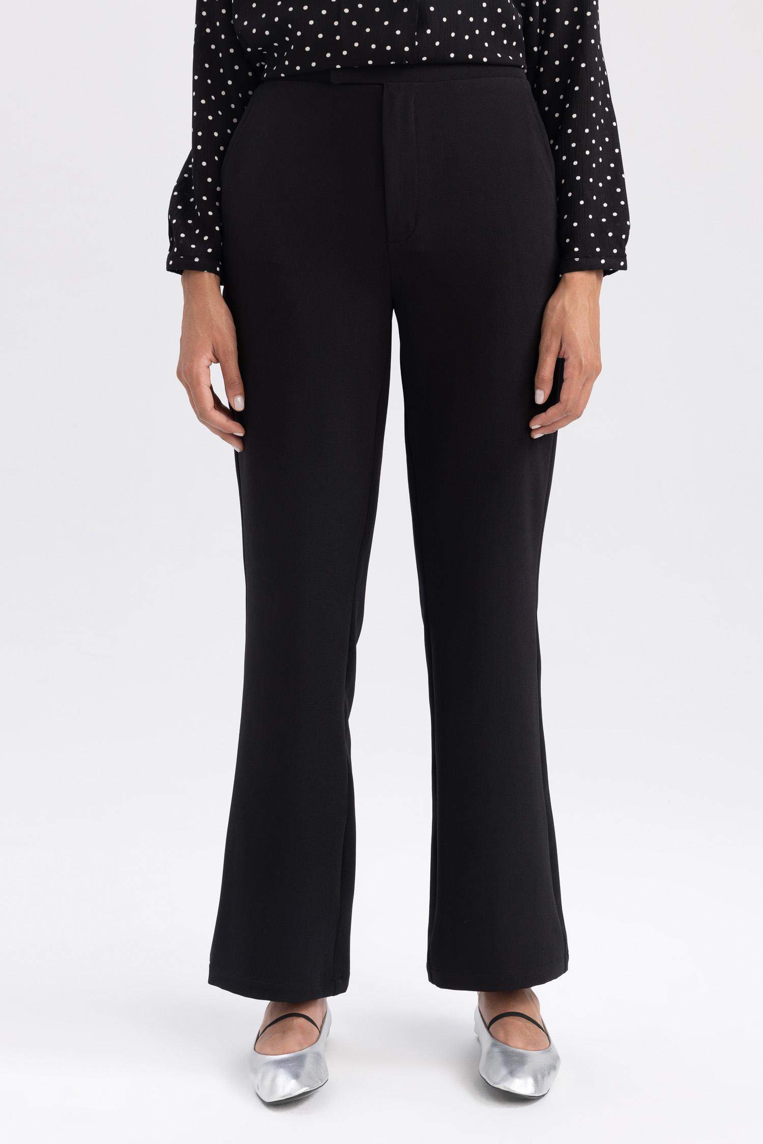 بنطلون بقصة مستقيمة وخصر عالي