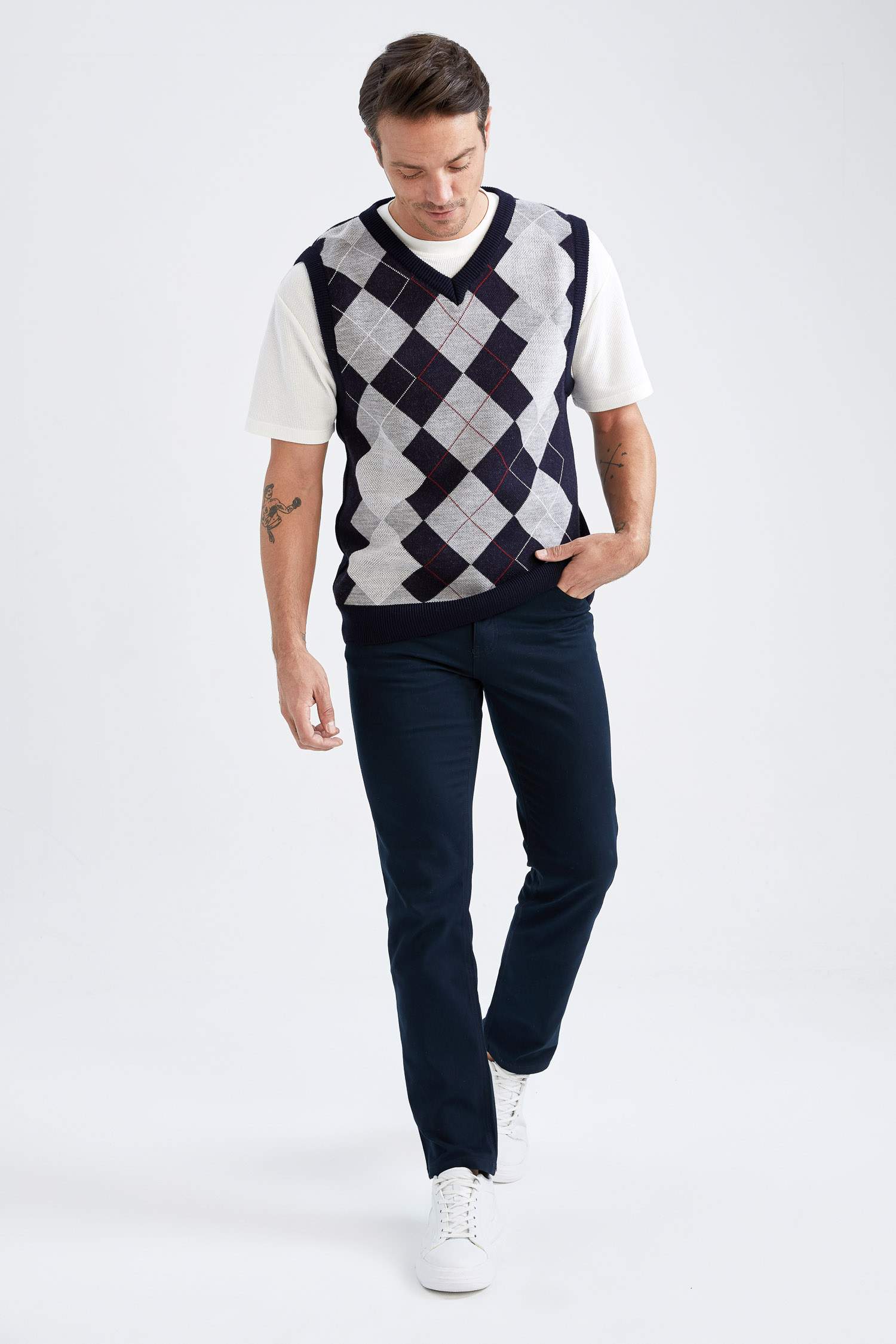 بلوز صوف بدون أكمام بقصة عادية