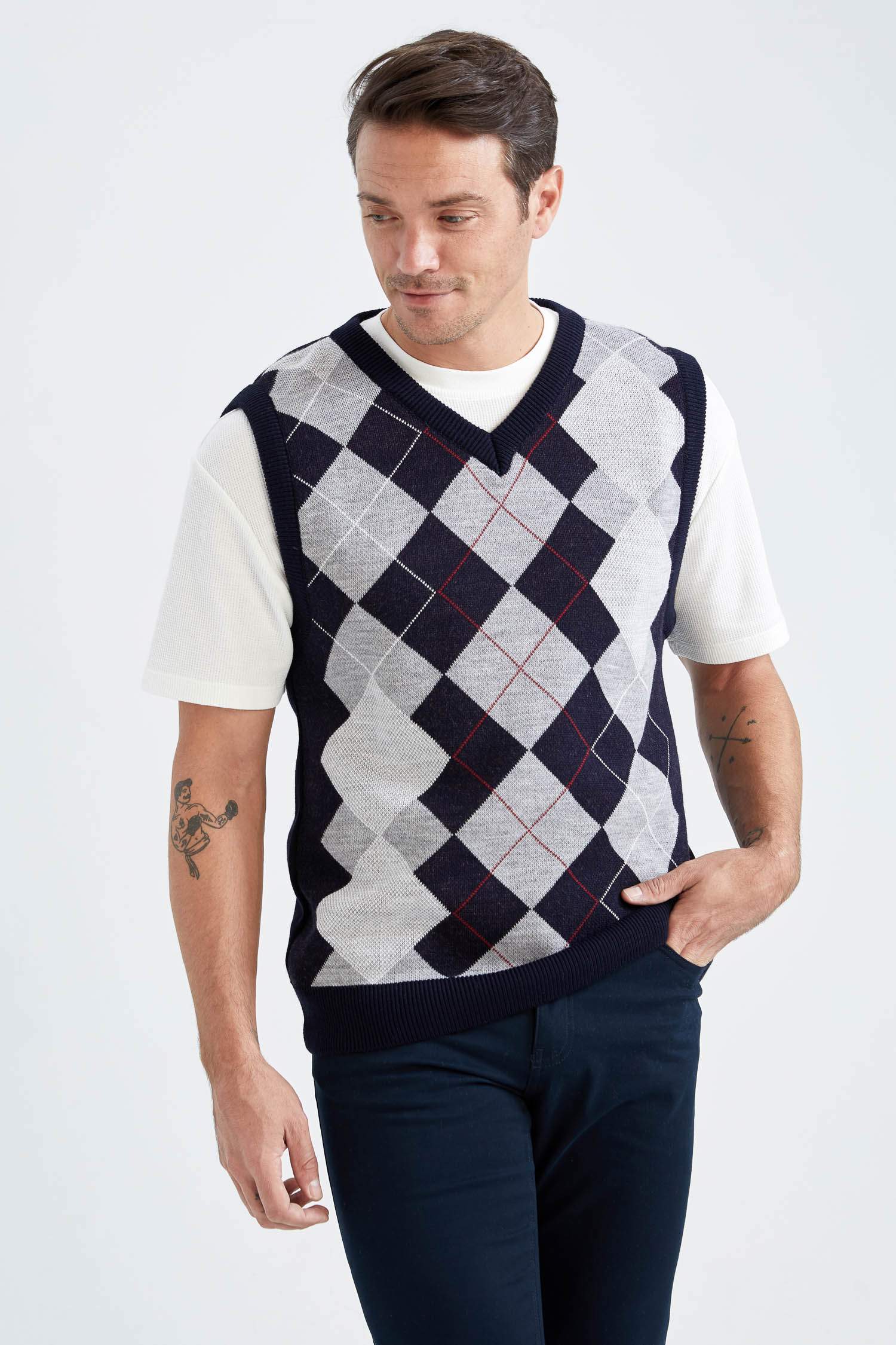 بلوز صوف بدون أكمام بقصة عادية